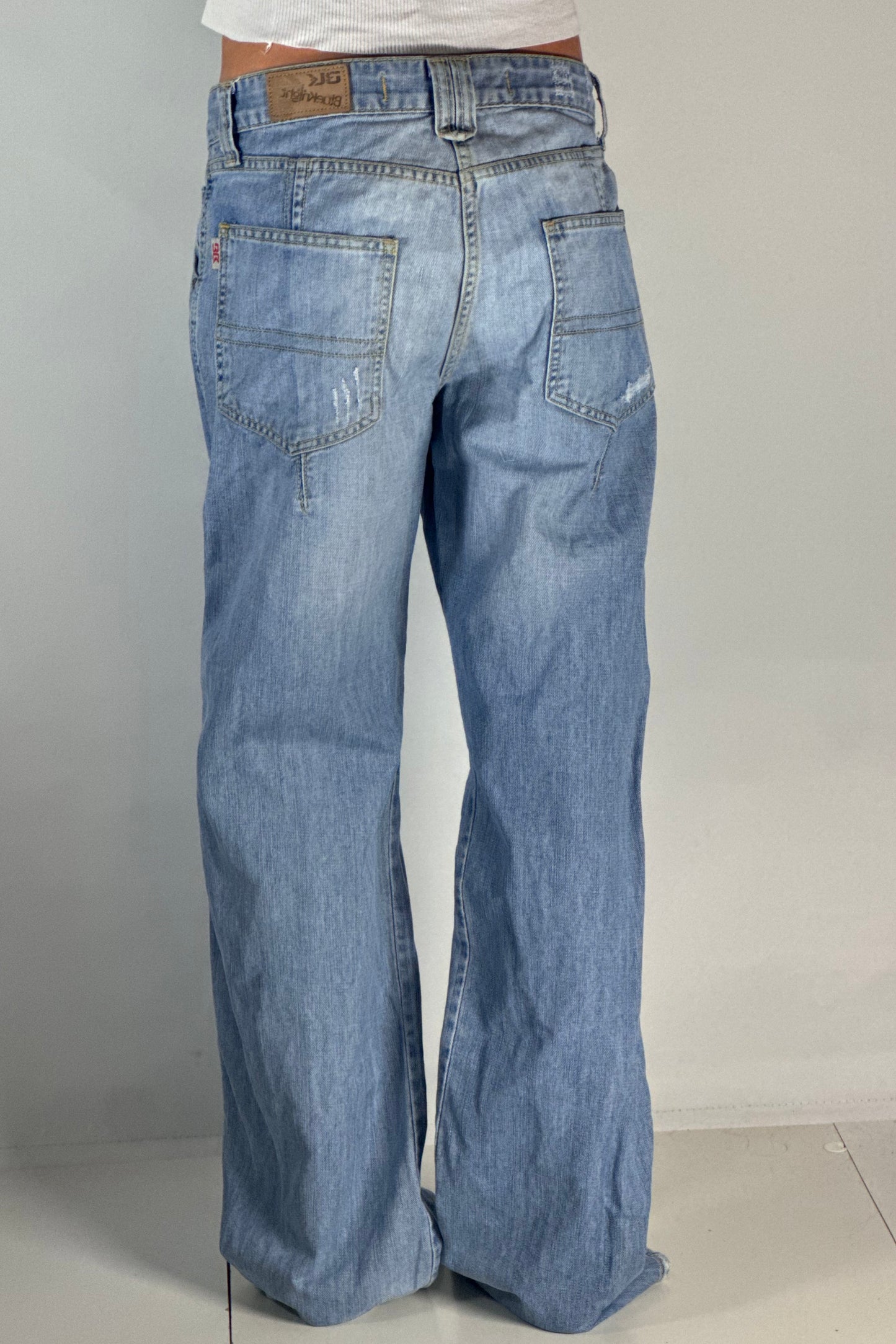 Utsvängda jeans stl: M