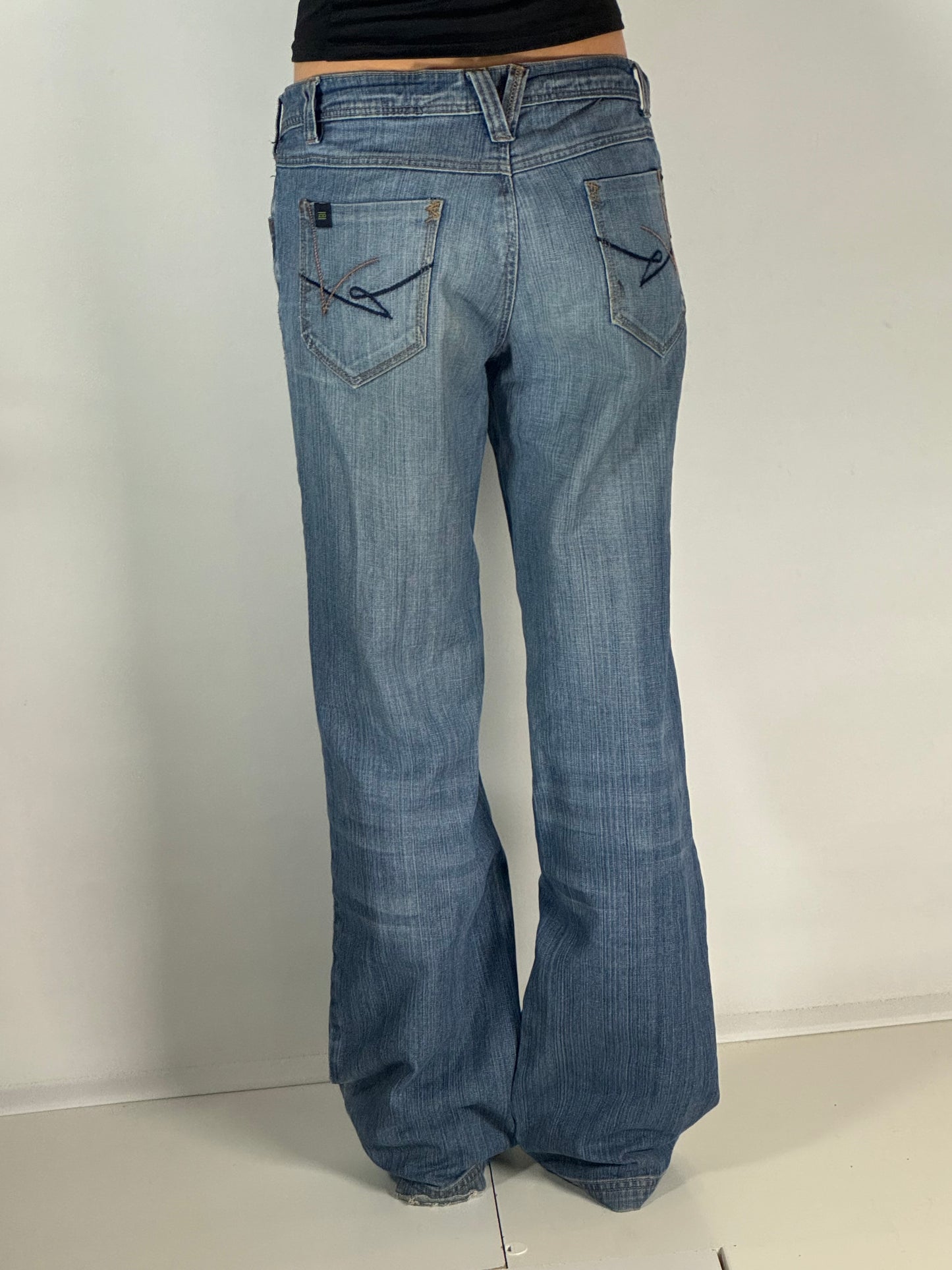 Utsvängda jeans stl: S