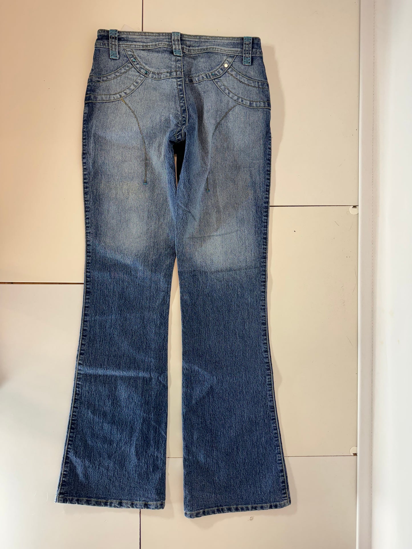 Utsvängda jeans–stl: S