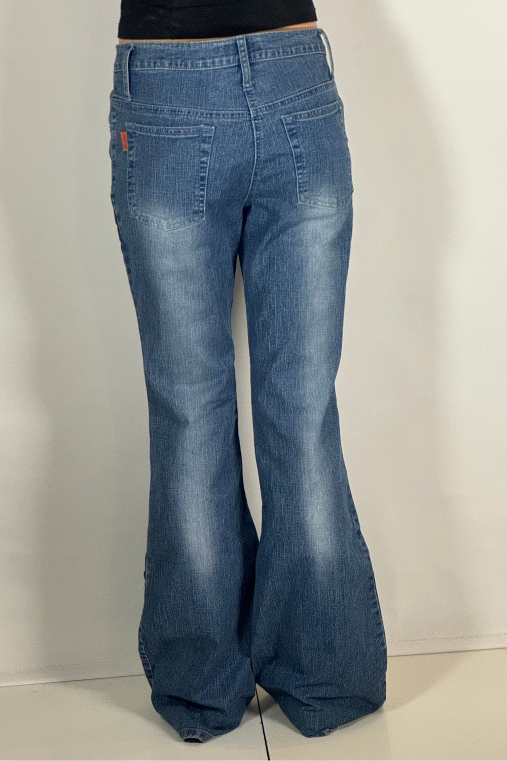 Utsvängda jeans stl: M