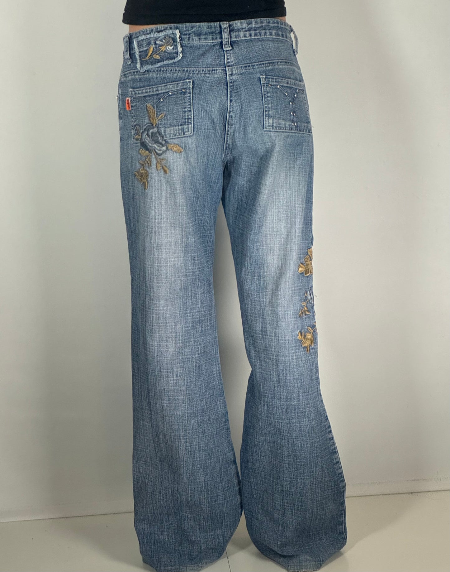 Utsvängda jeans stl: S/M