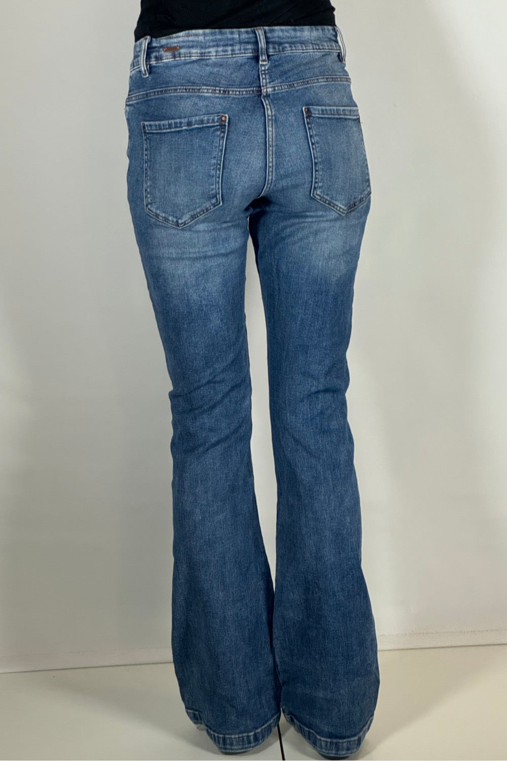 Utsvängda jeans stl: S