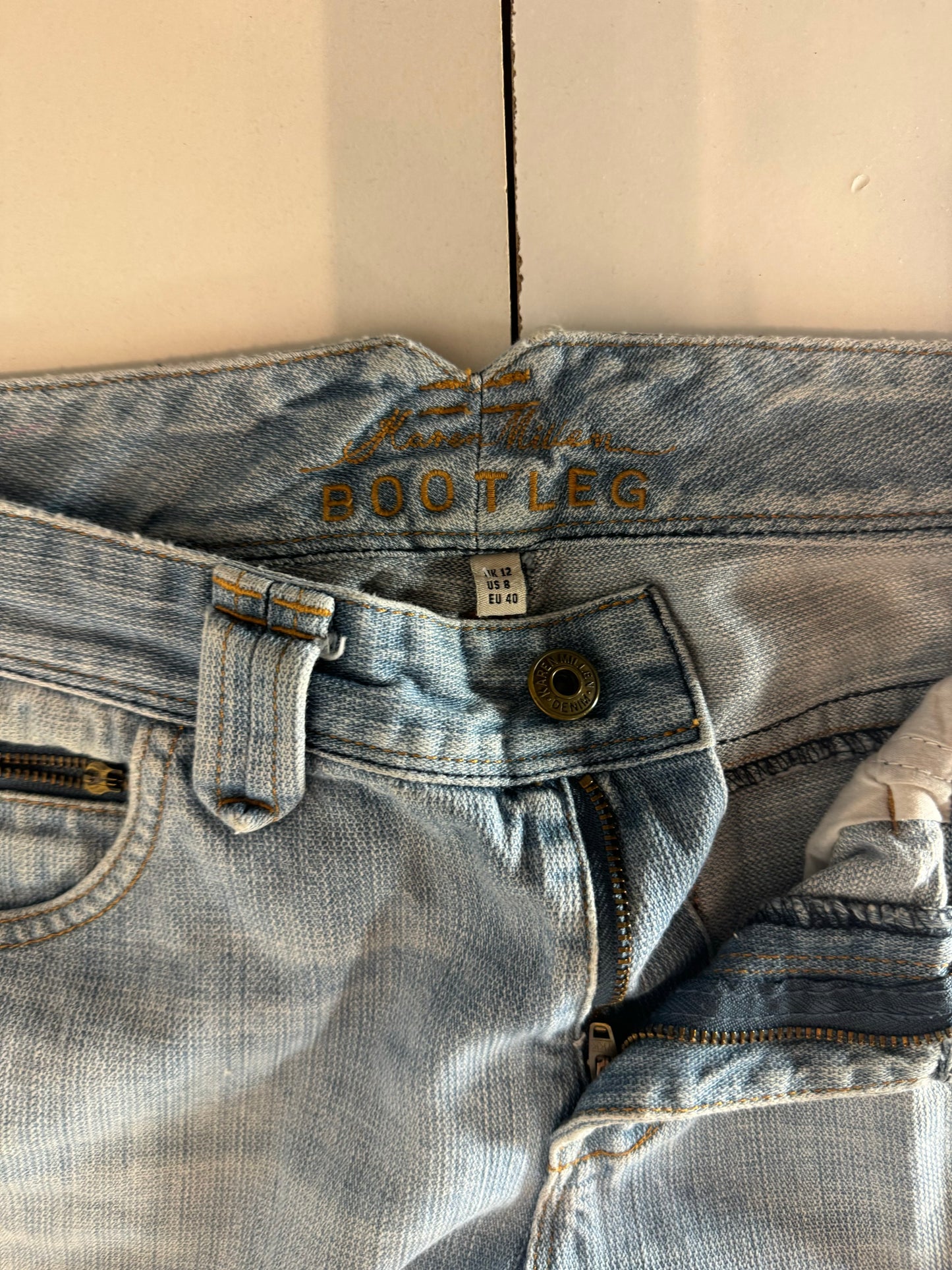 Utsvängda jeans–stl: M