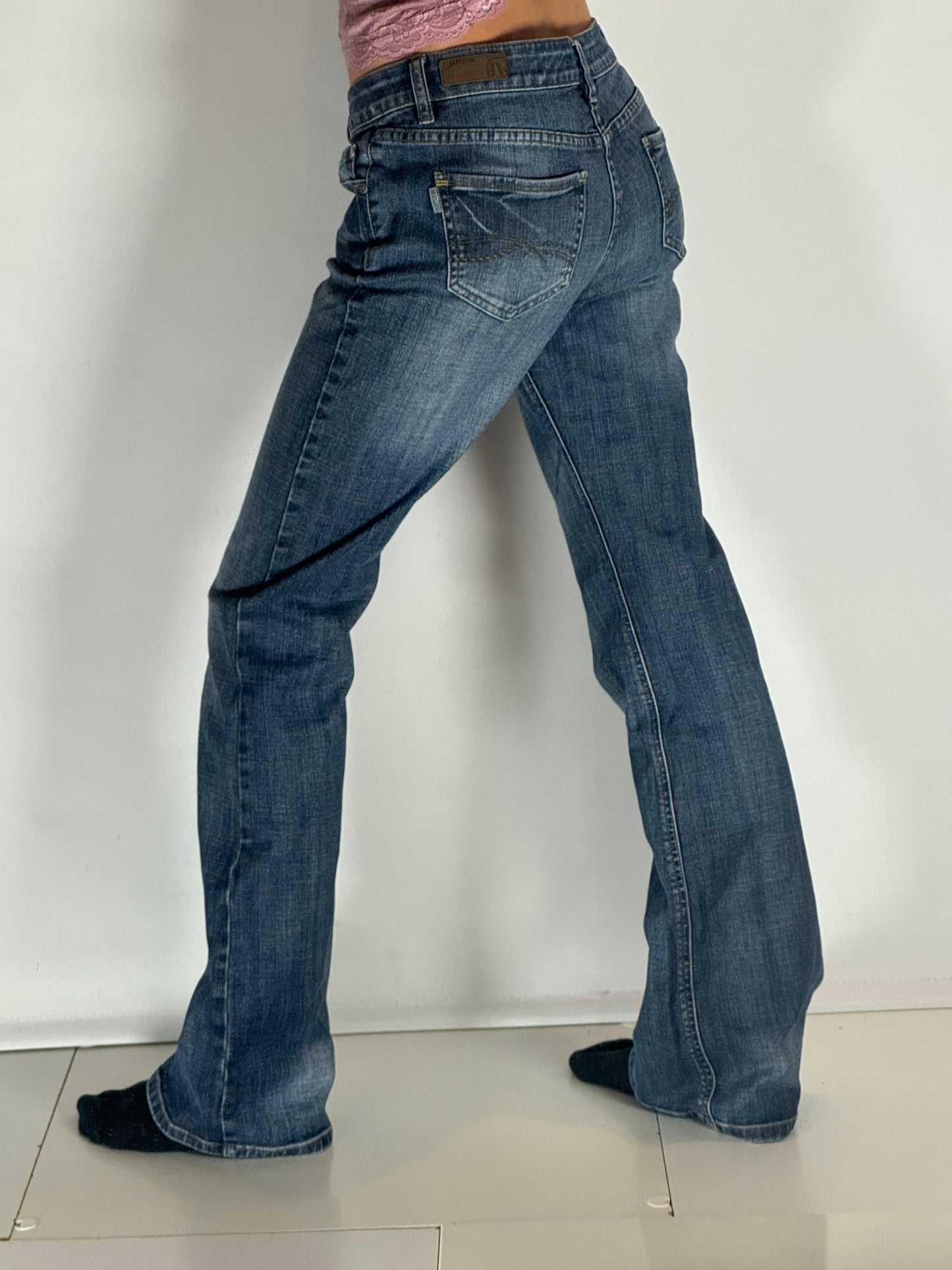 Utsvängda jeans–stl: S