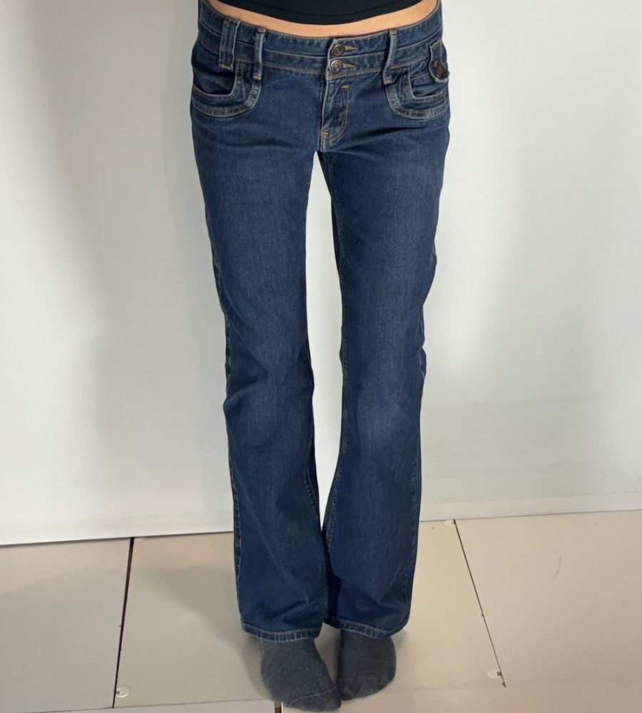 Utsvängda jeans–stl: S