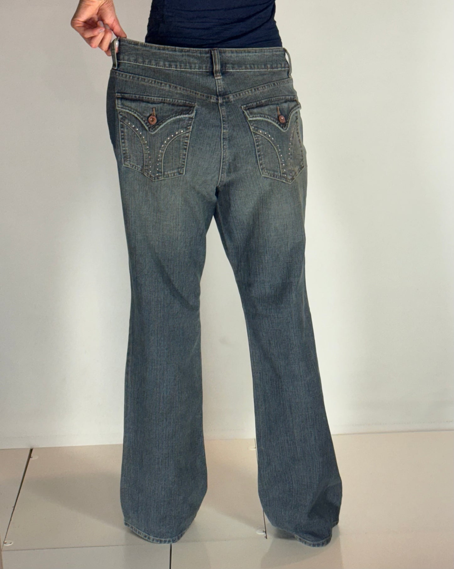 Utsvängda jeans–stl: L