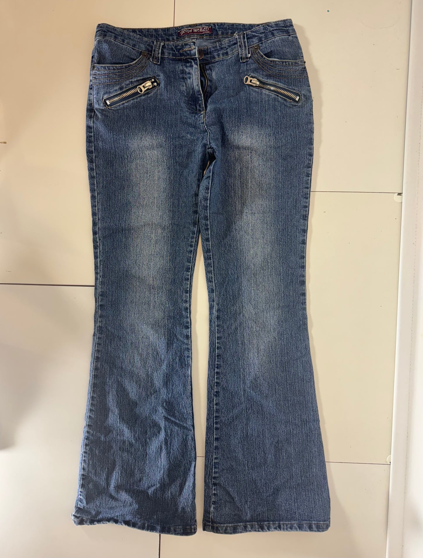 Utsvängda jeans stl: M