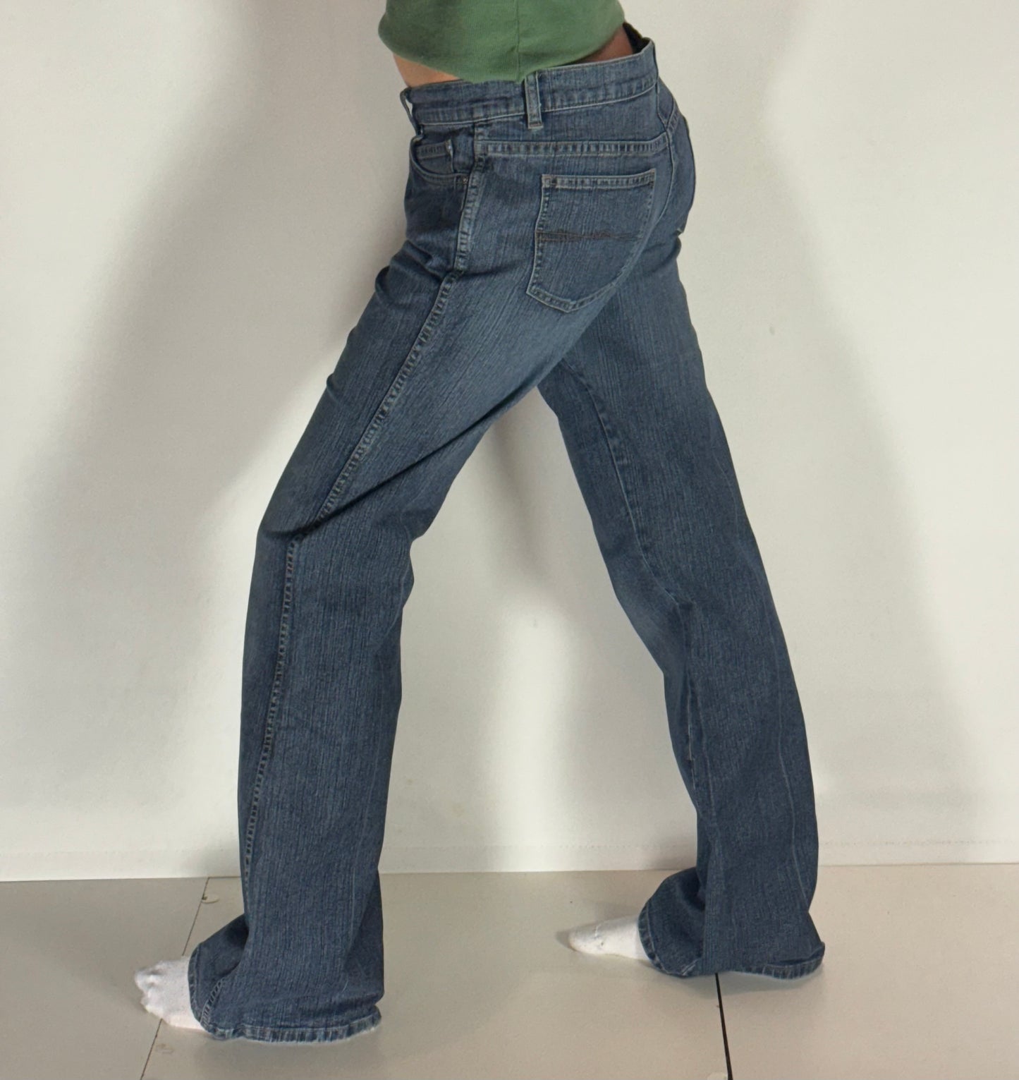 Utsvängda jeans–stl: M
