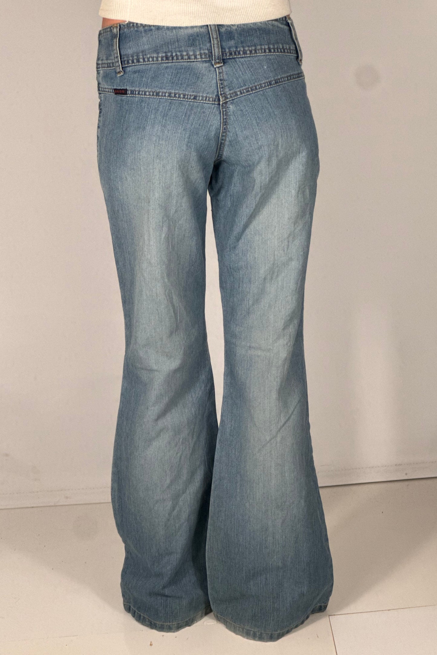 Utsvängda jeans stl: S