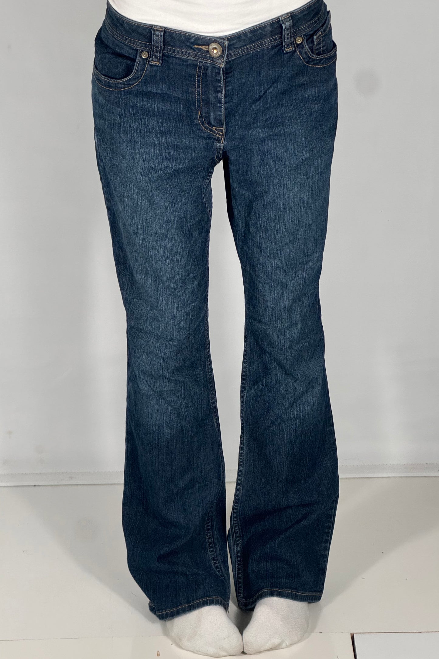 Utsvängda jeans stl: M