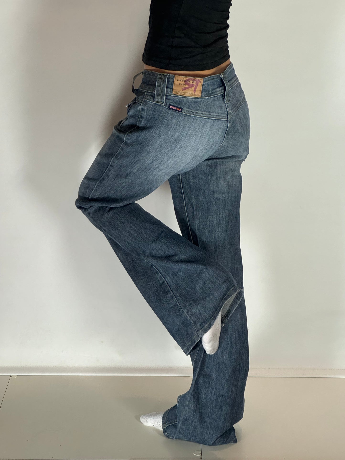 Utsvängda jeans–stl: M