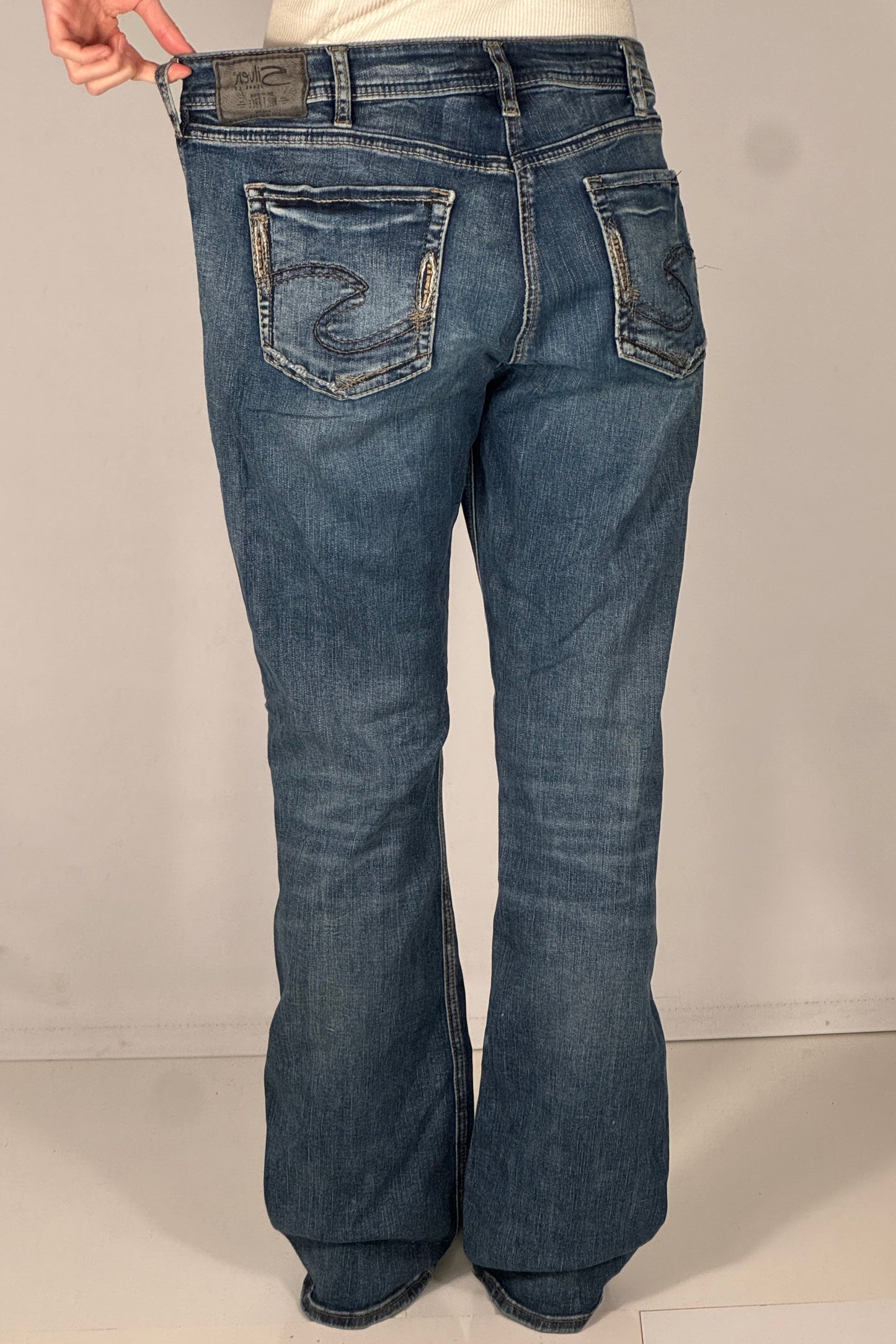 Utsvängda jeans stl: M