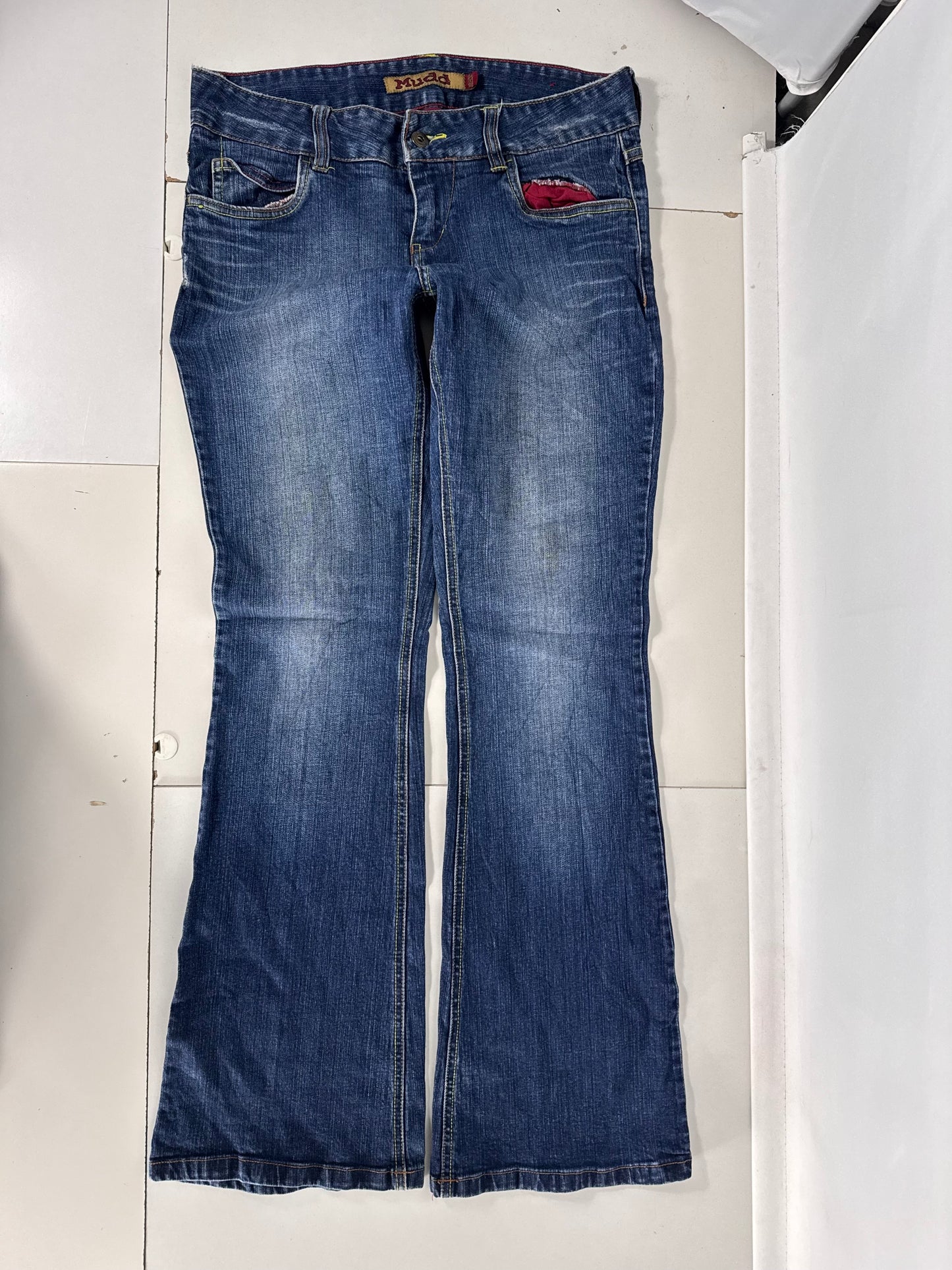 Utsvängda jeans stl: M