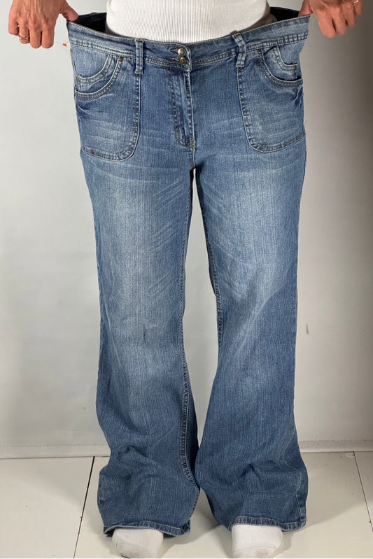 Utsvängda jeans stl: L