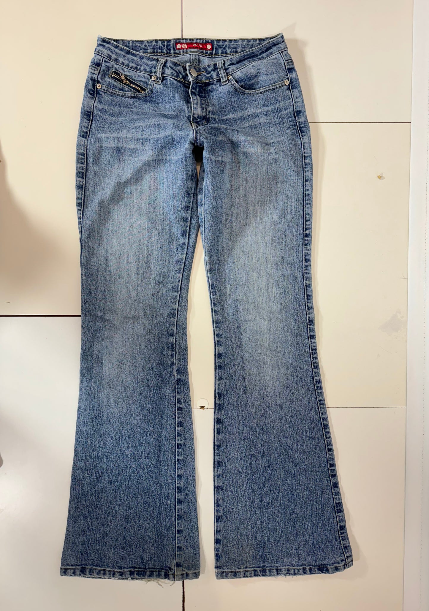 Utsvängda jeans stl: S