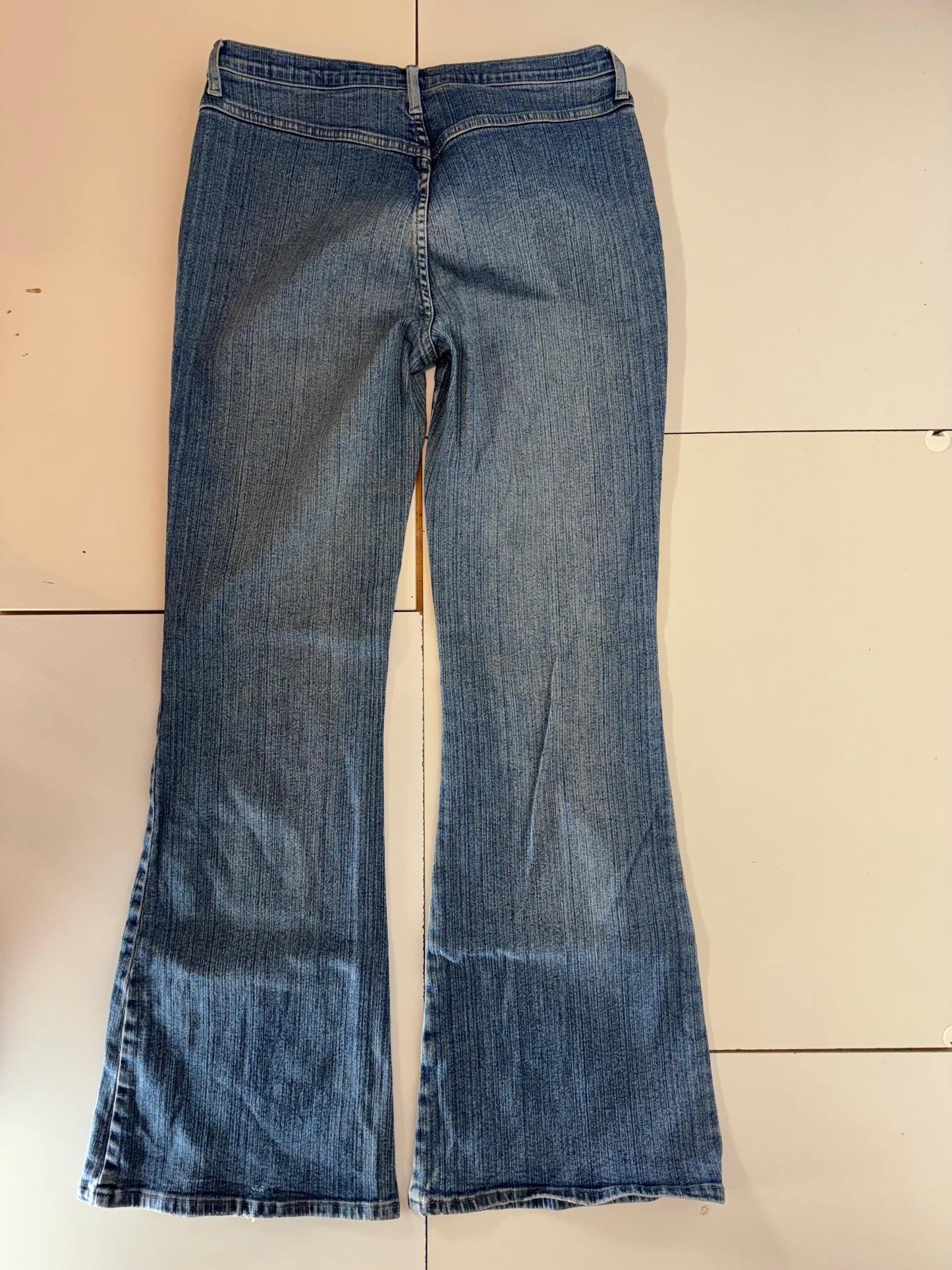 Utsvängda jeans stl: M