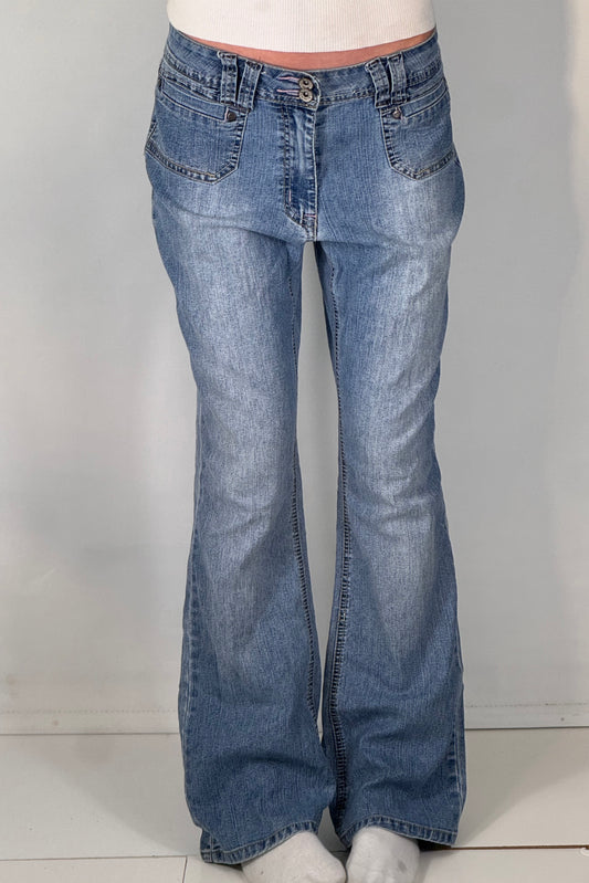 Utsvängda jeans stl: M