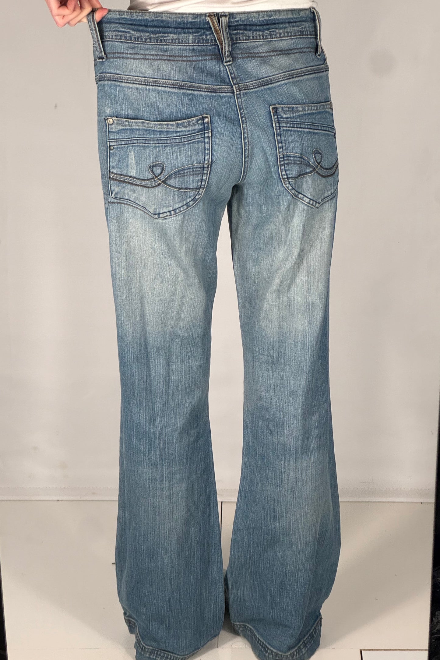 Utsvängda jeans stl: S