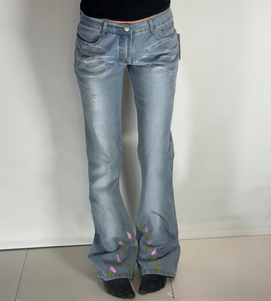 Utsvängda jeans–stl: M