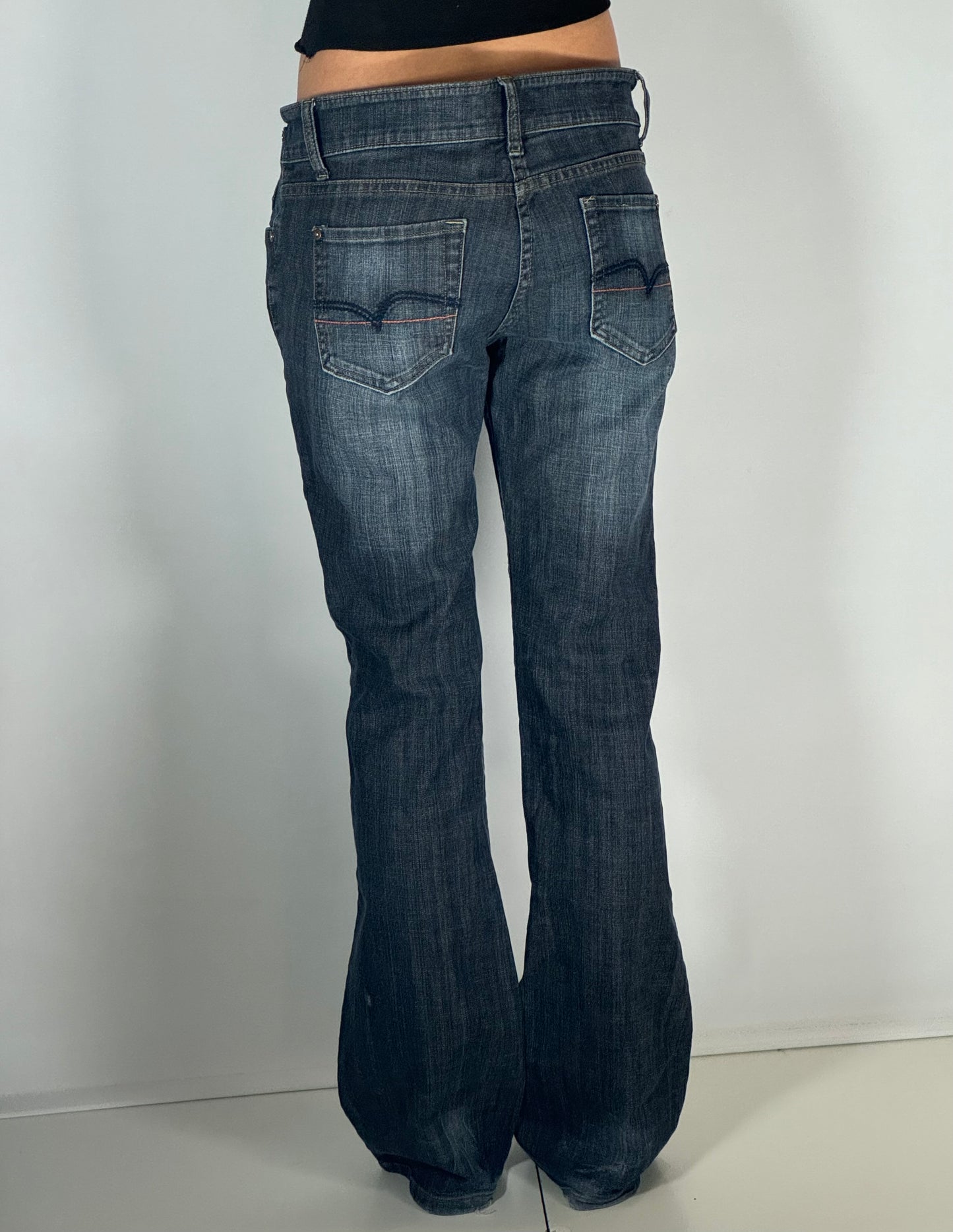 Utsvängda jeans stl: M