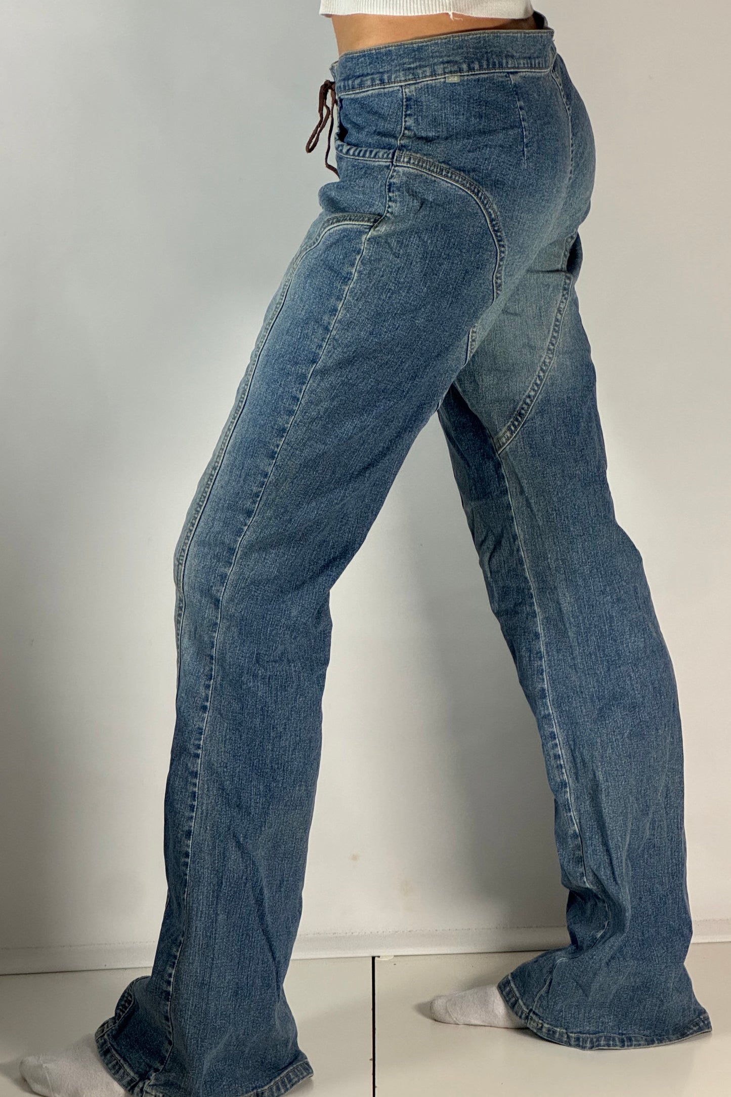 Utsvängda jeans stl: M