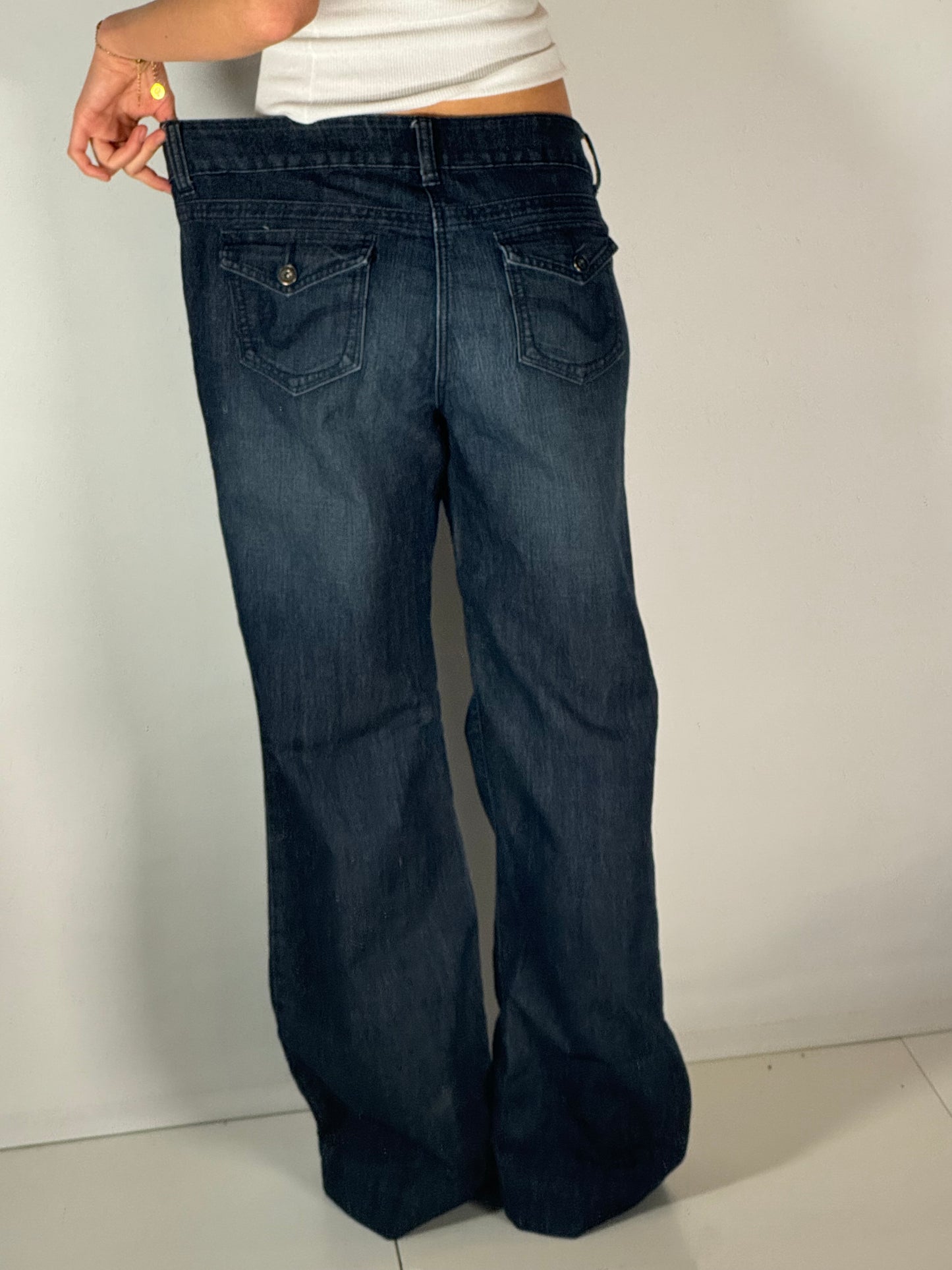 Utsvängda jeans stl: L