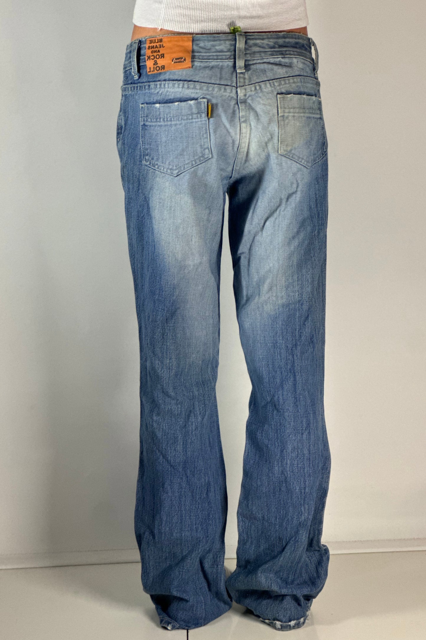 Utsvängda jeans stl: M