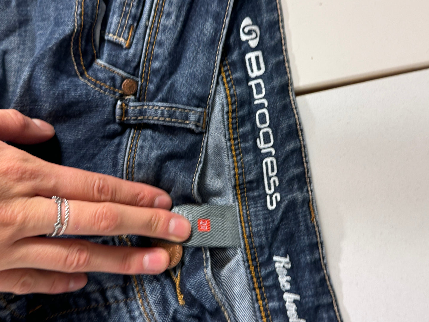 Utsvängda jeans stl: S