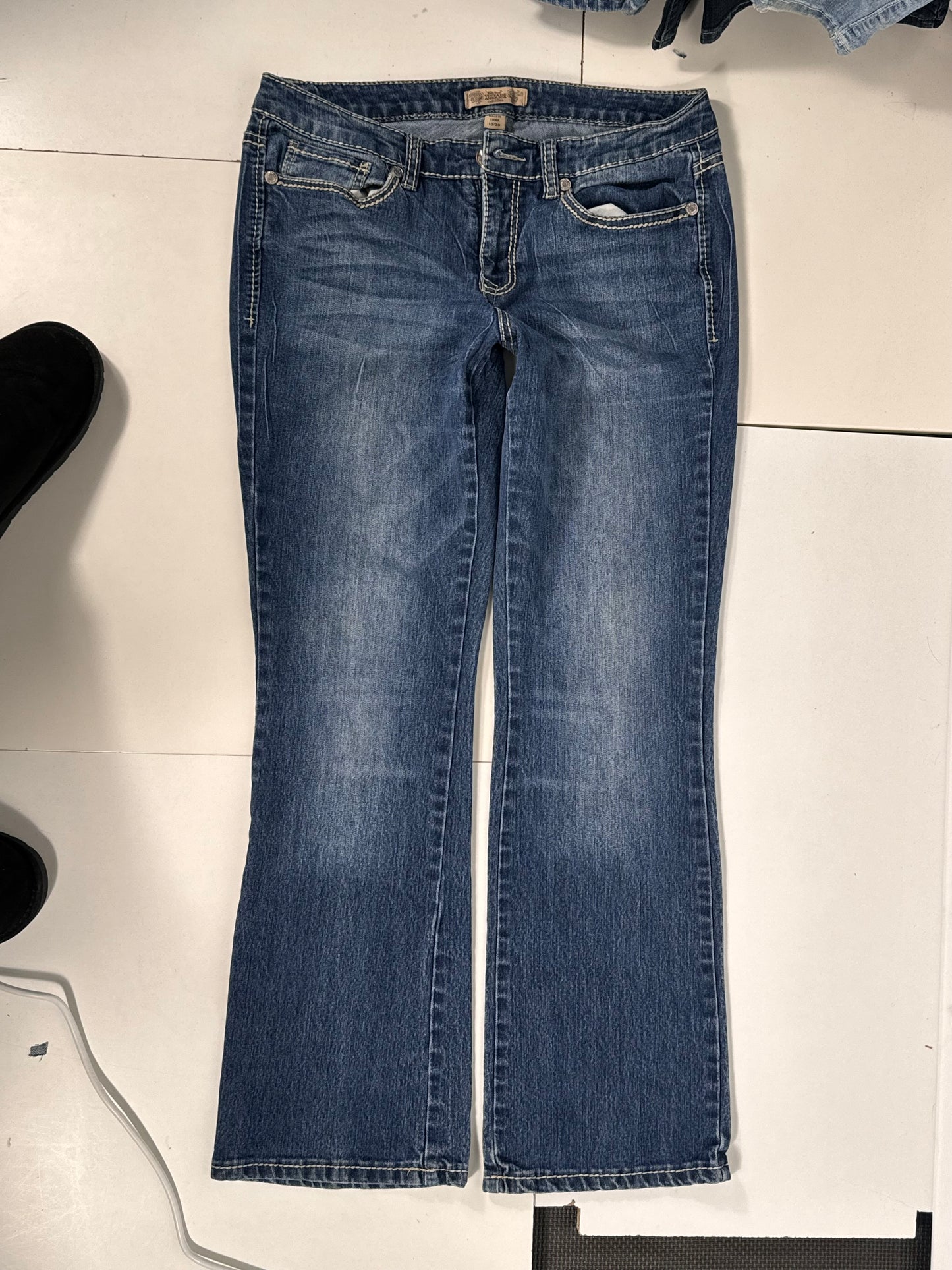 Utsvängda jeans stl: M