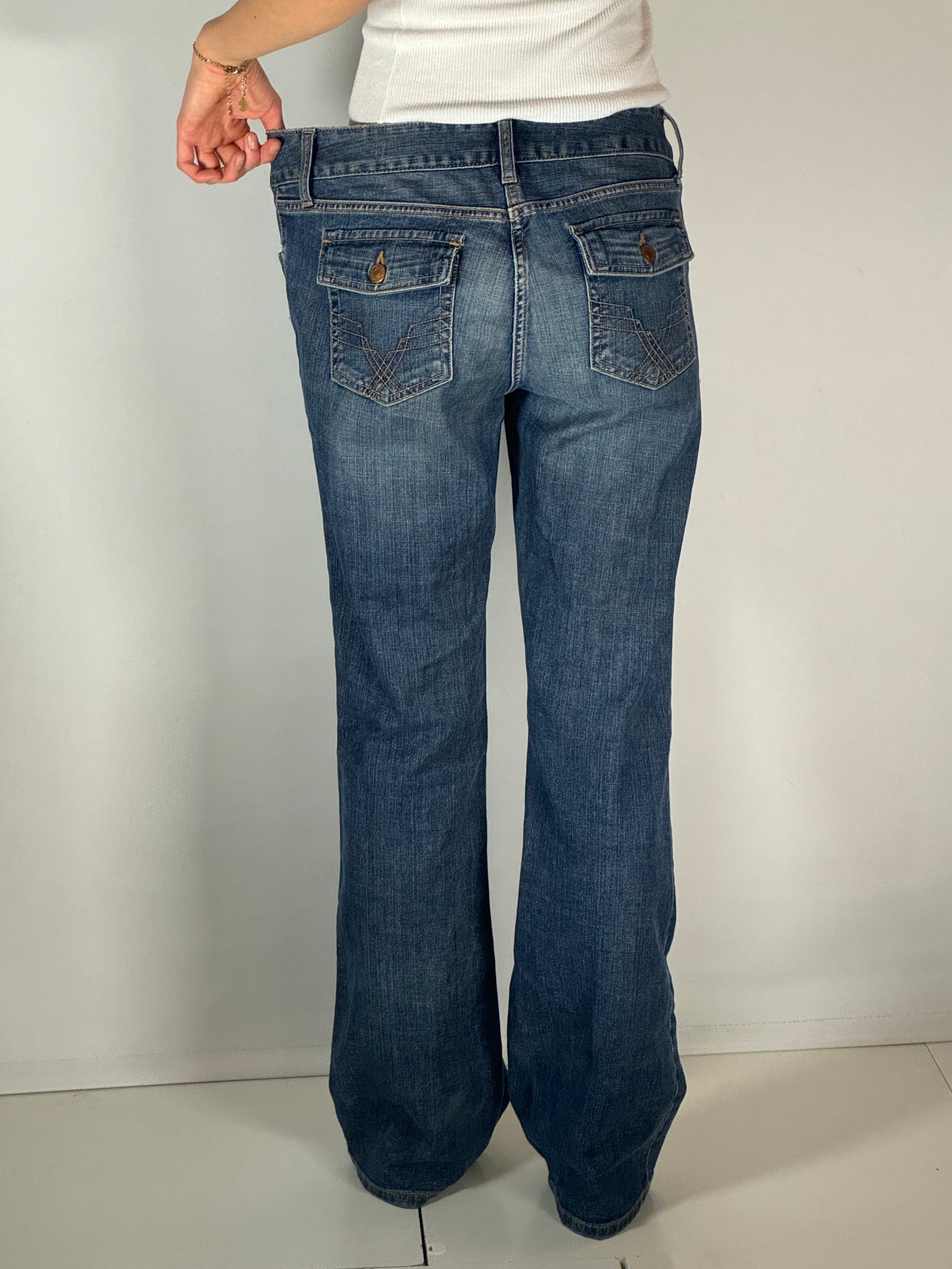 Utsvängda jeans stl: M