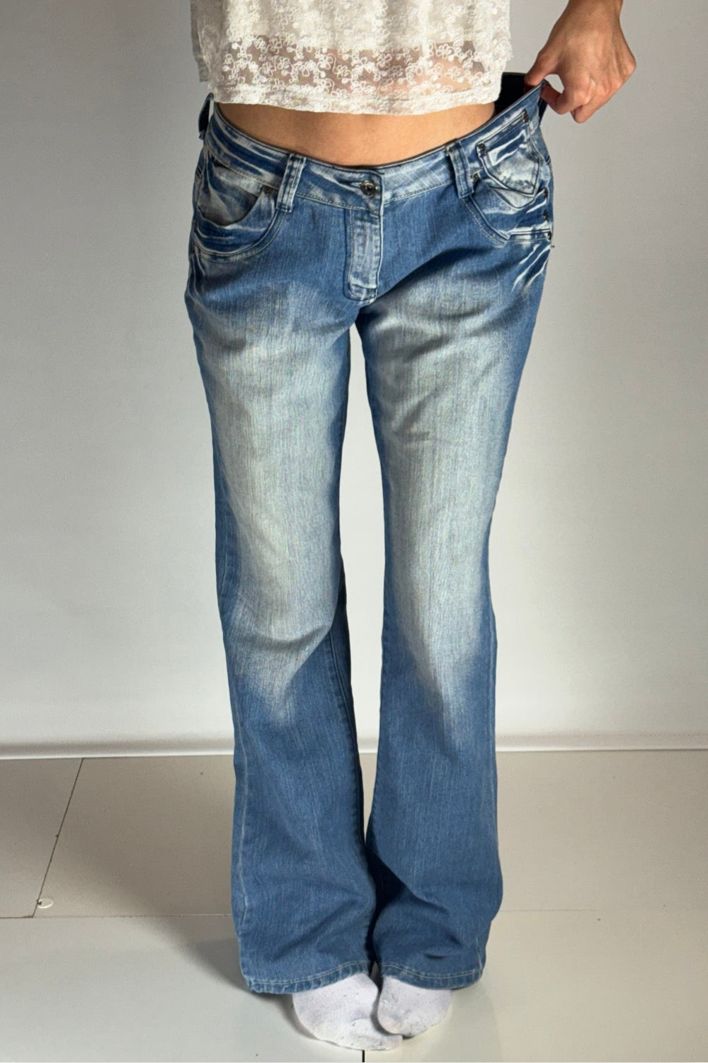 Utsvängda jeans–stl: M