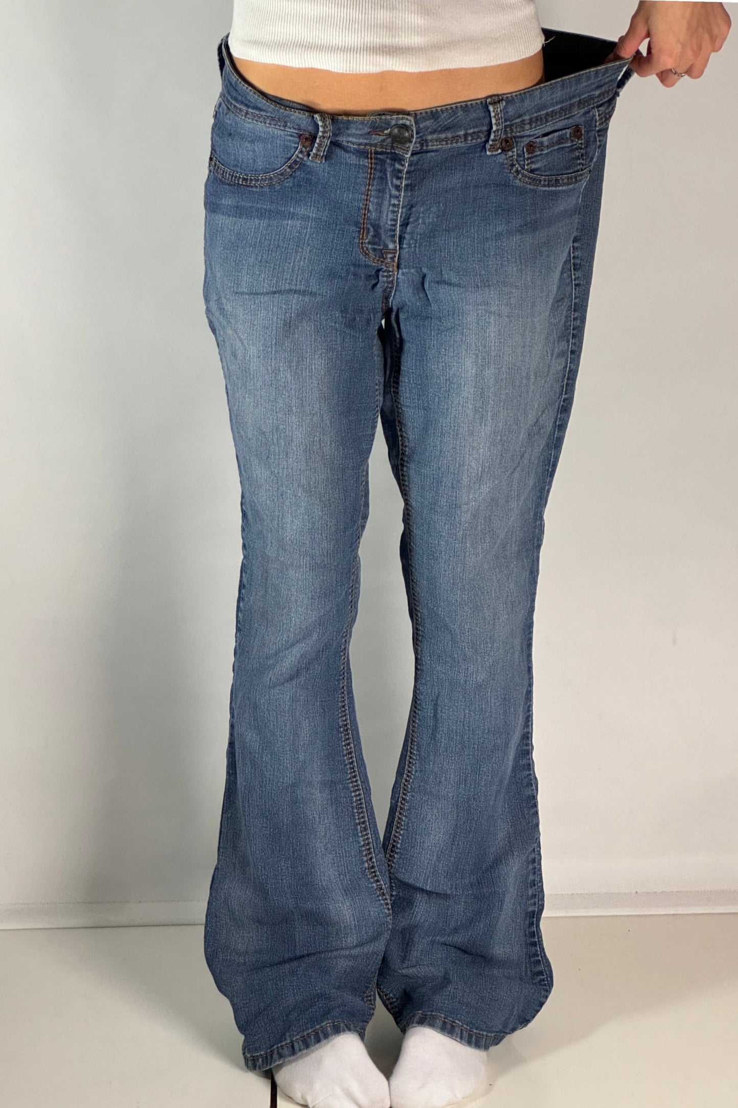 Utsvängda jeans stl: L