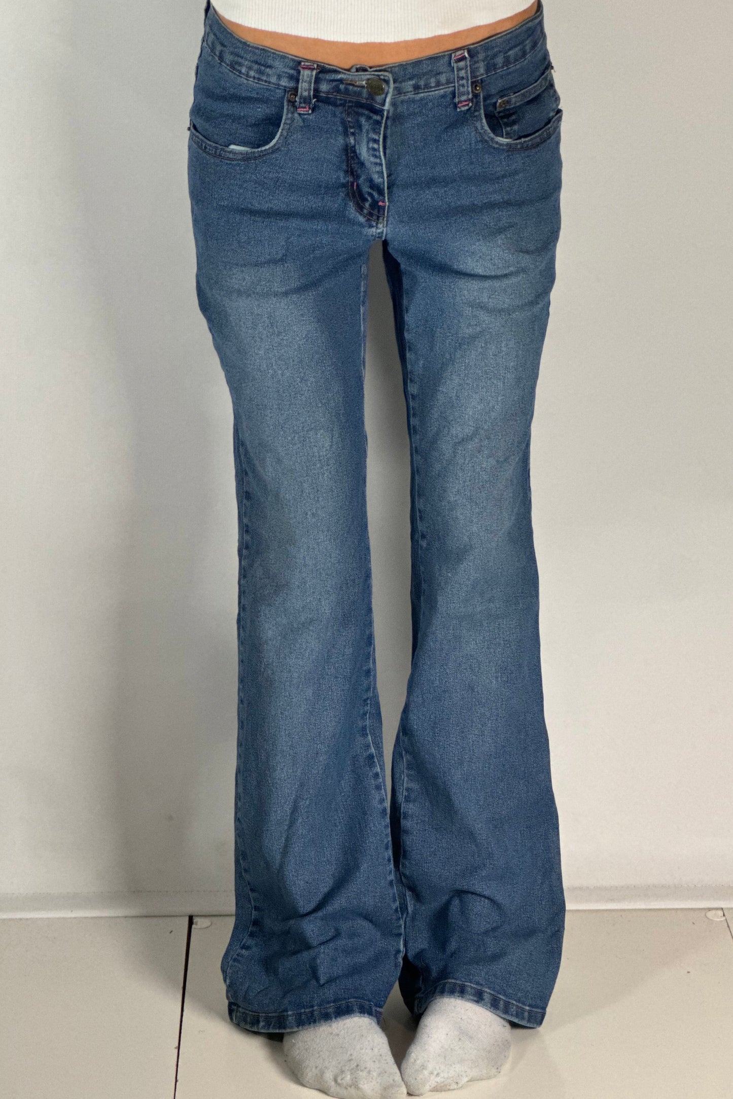 Utsvängda jeans stl: S