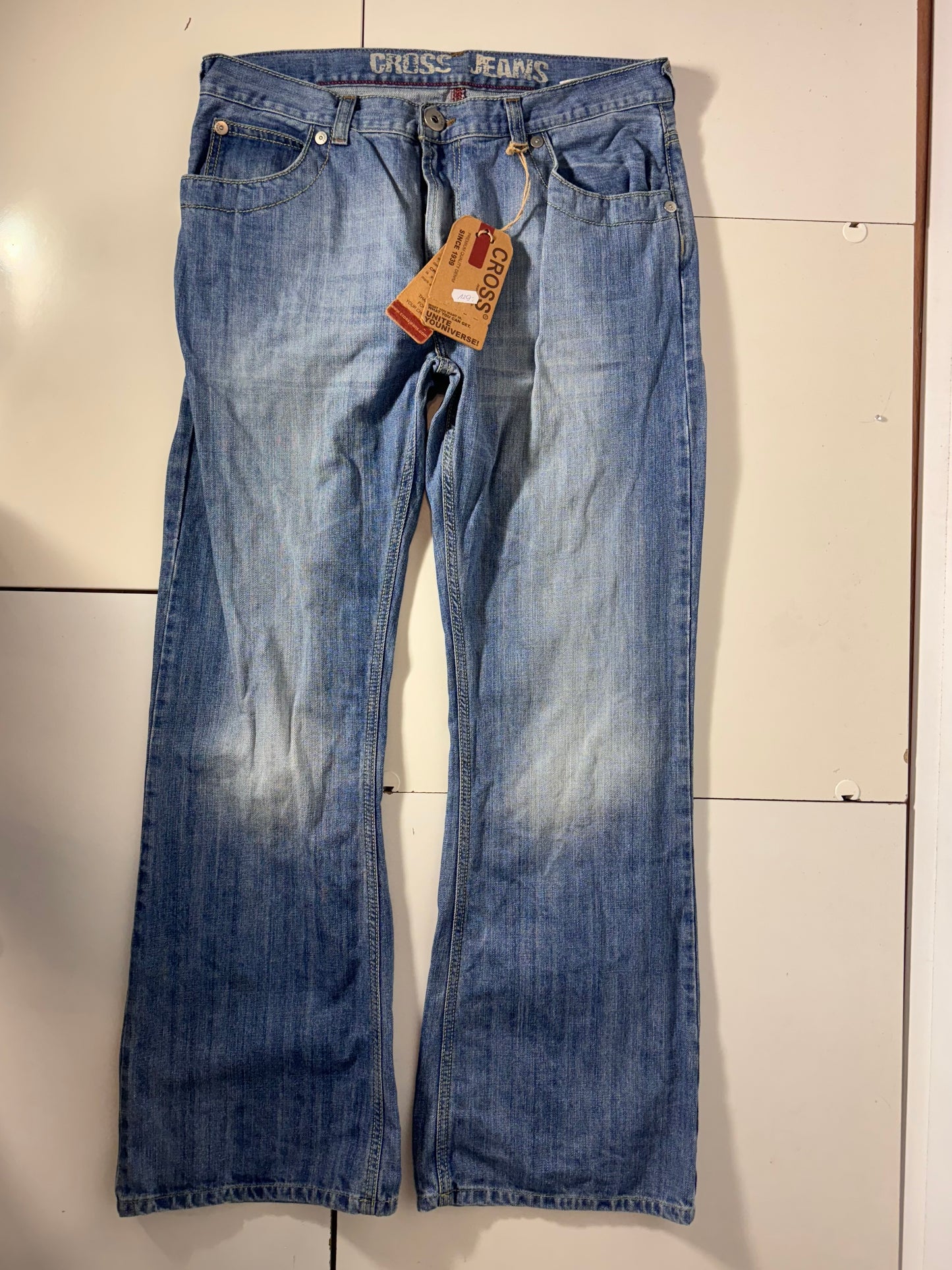 Utsvängda jeans stl: L
