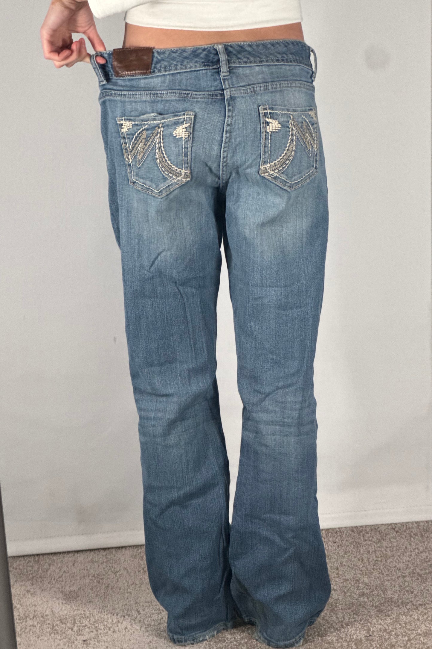 Utsvängda jeans stl: M