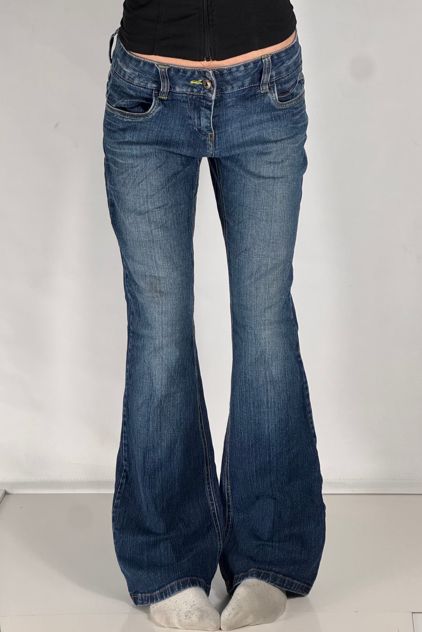 Utsvängda jeans stl: M
