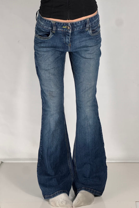Utsvängda jeans stl: M