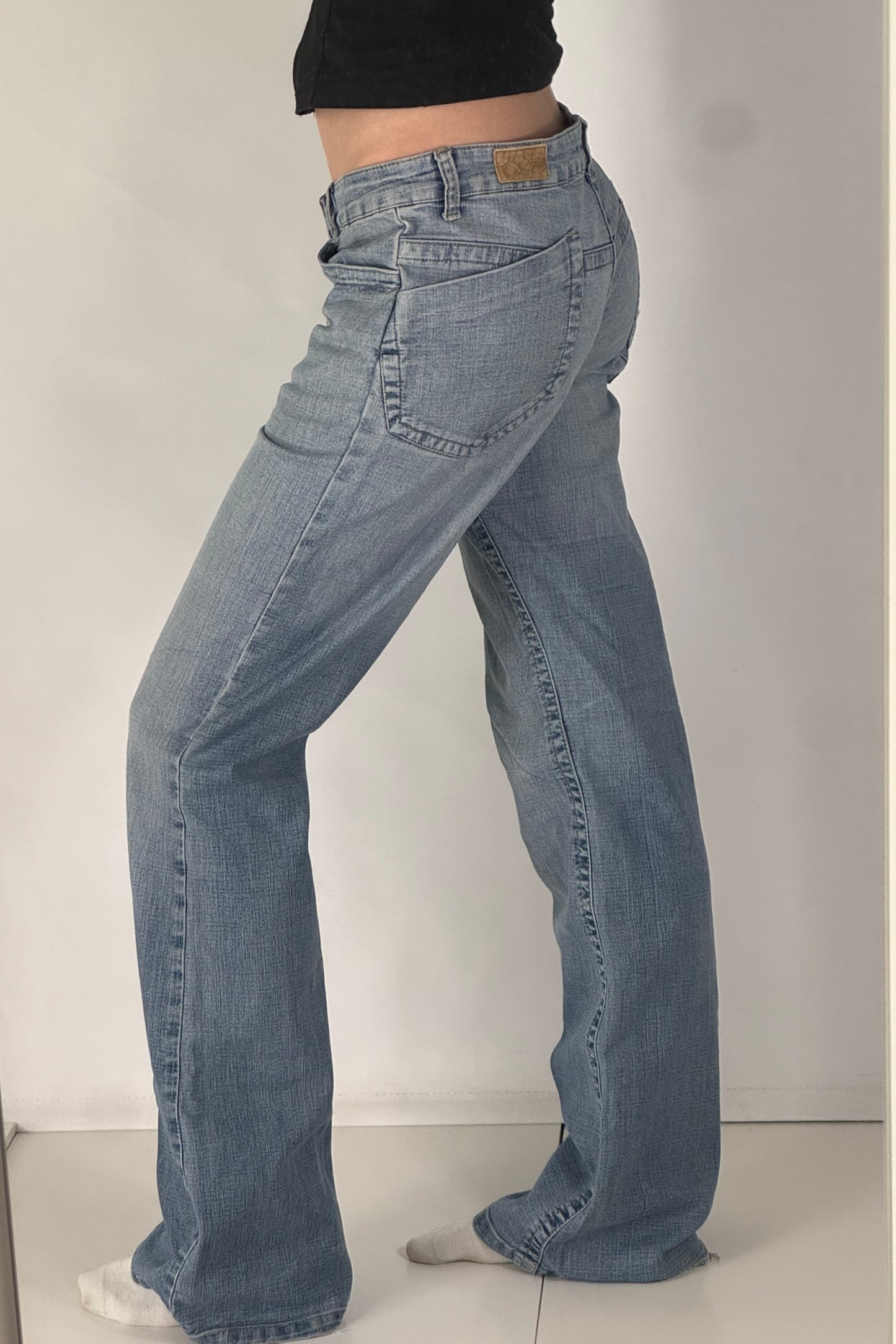 Utsvängda jeans stl: M