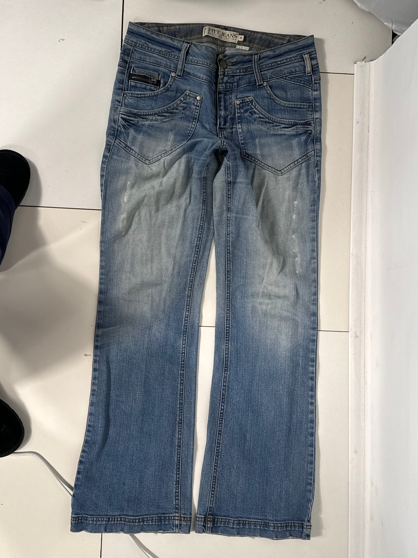 Utsvängda jeans stl: S