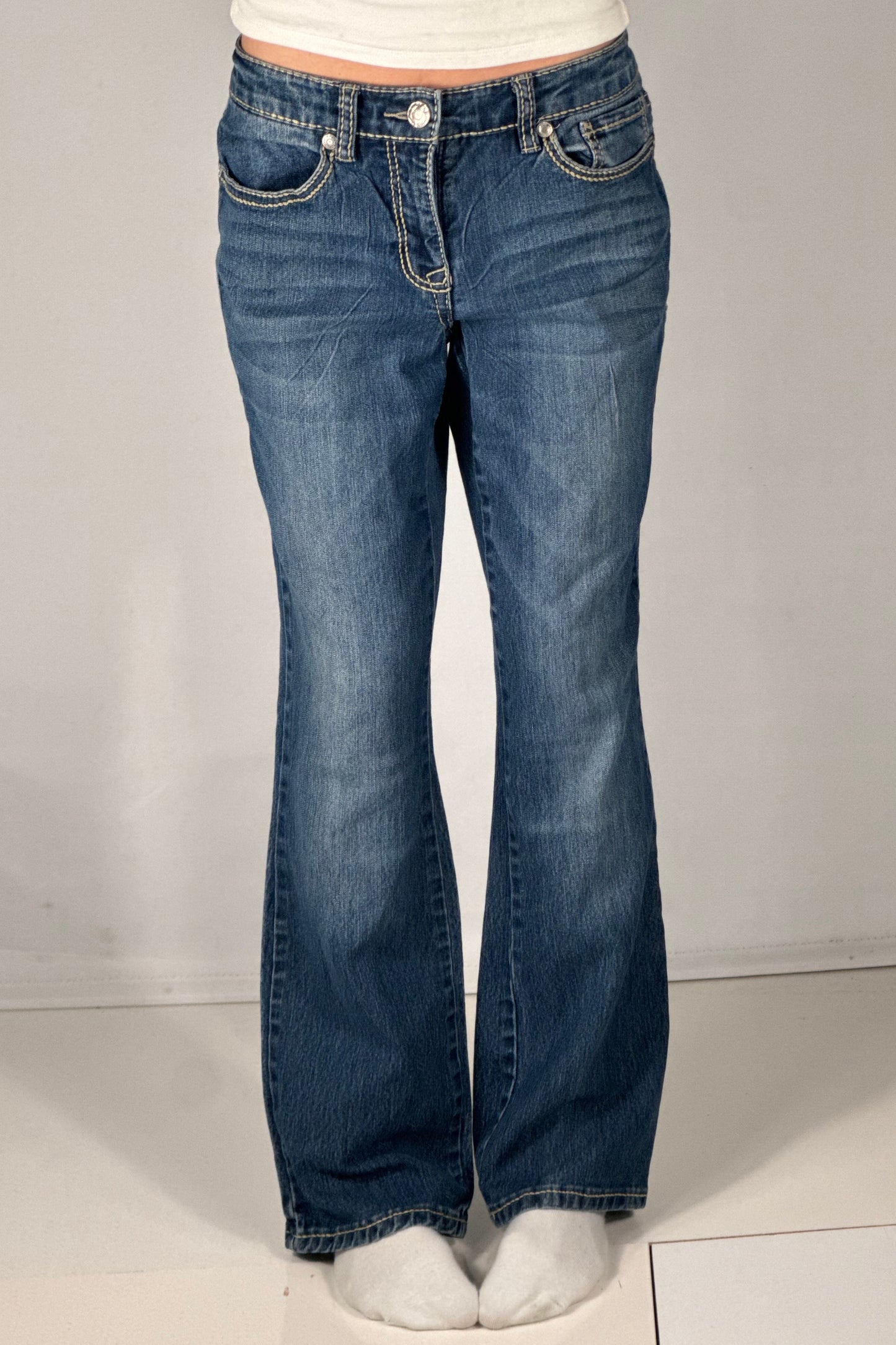Utsvängda jeans stl: M