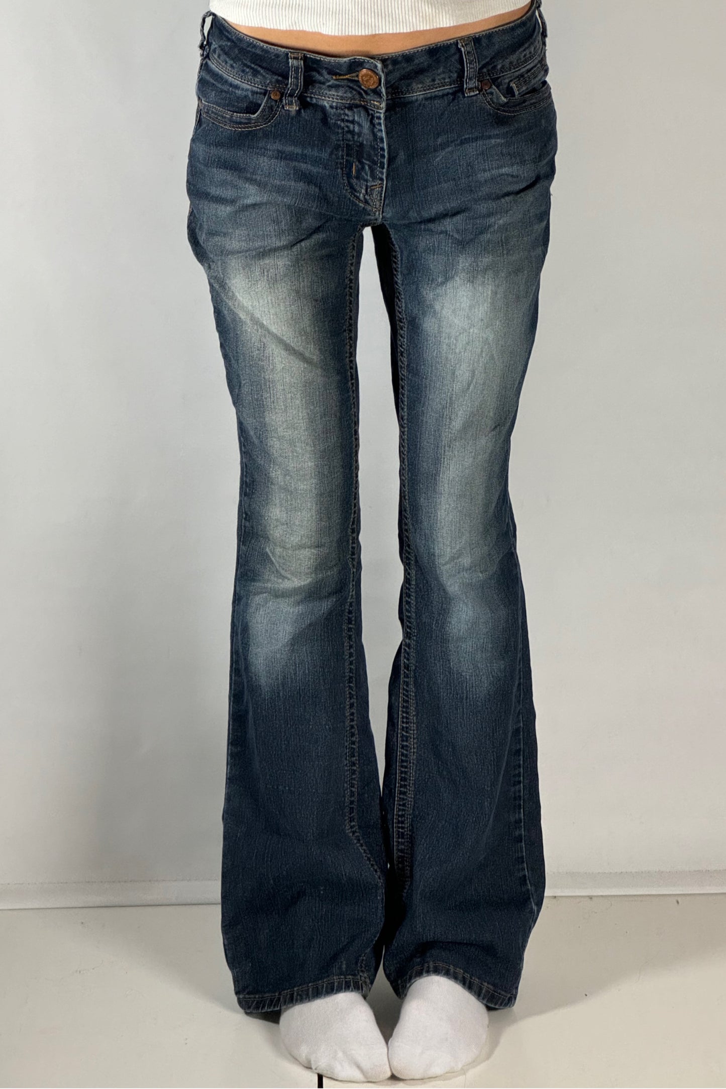 Utsvängda jeans stl: S