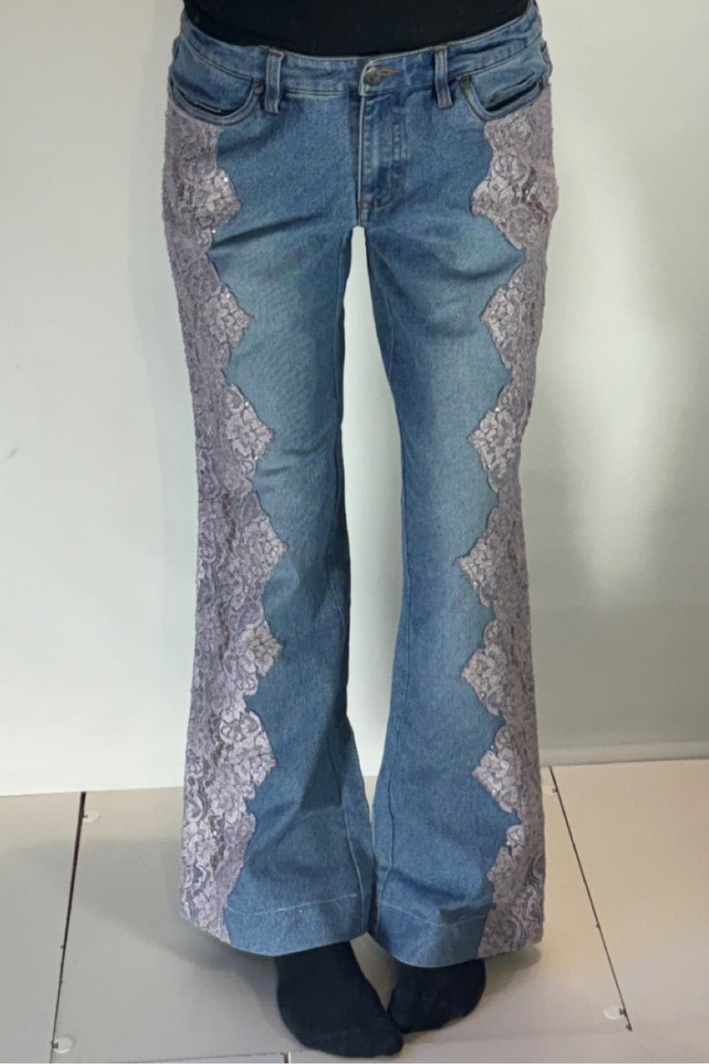 Utsvängda jeans stl: M