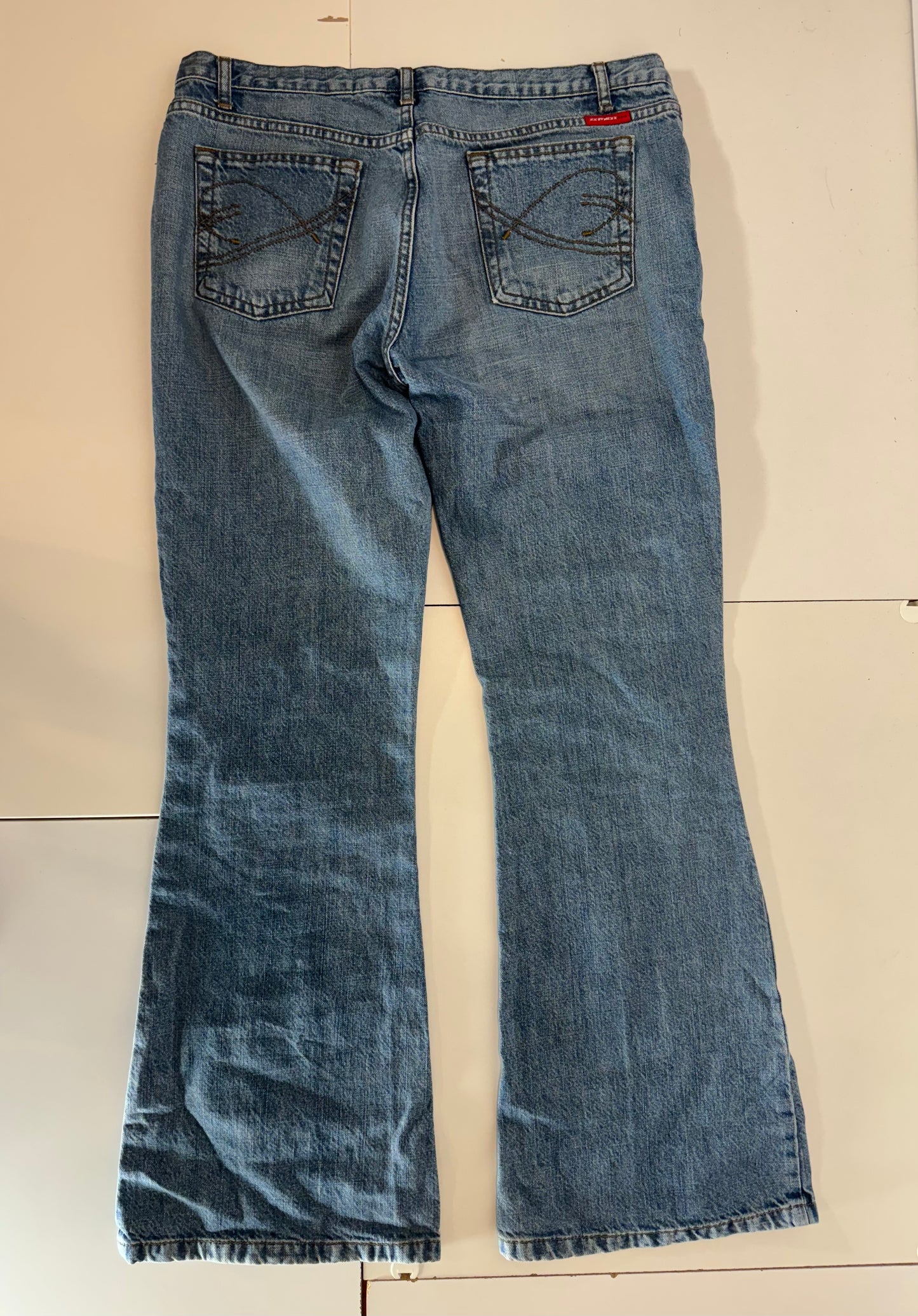 Utsvängda jeans stl: M