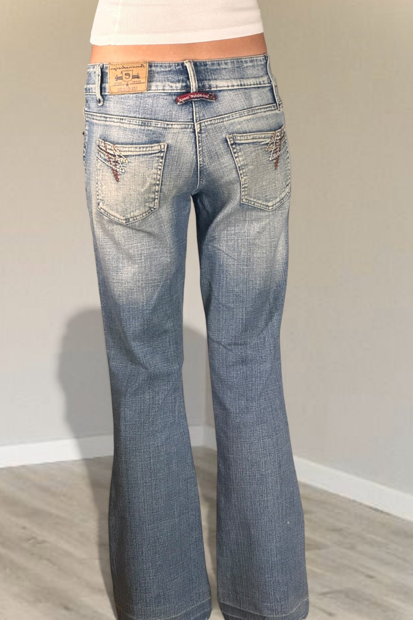Utsvängda jeans stl: S