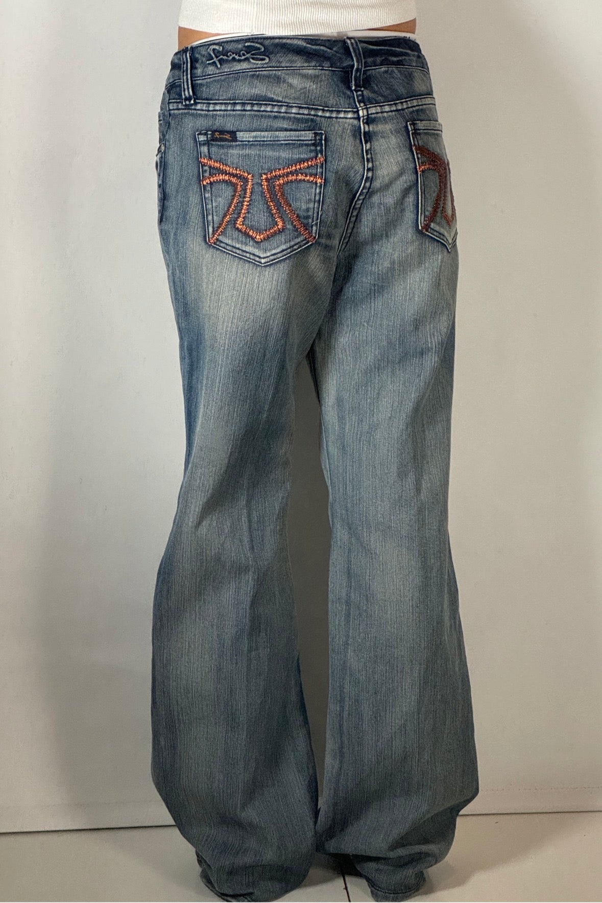 Utsvängda jeans stl: S