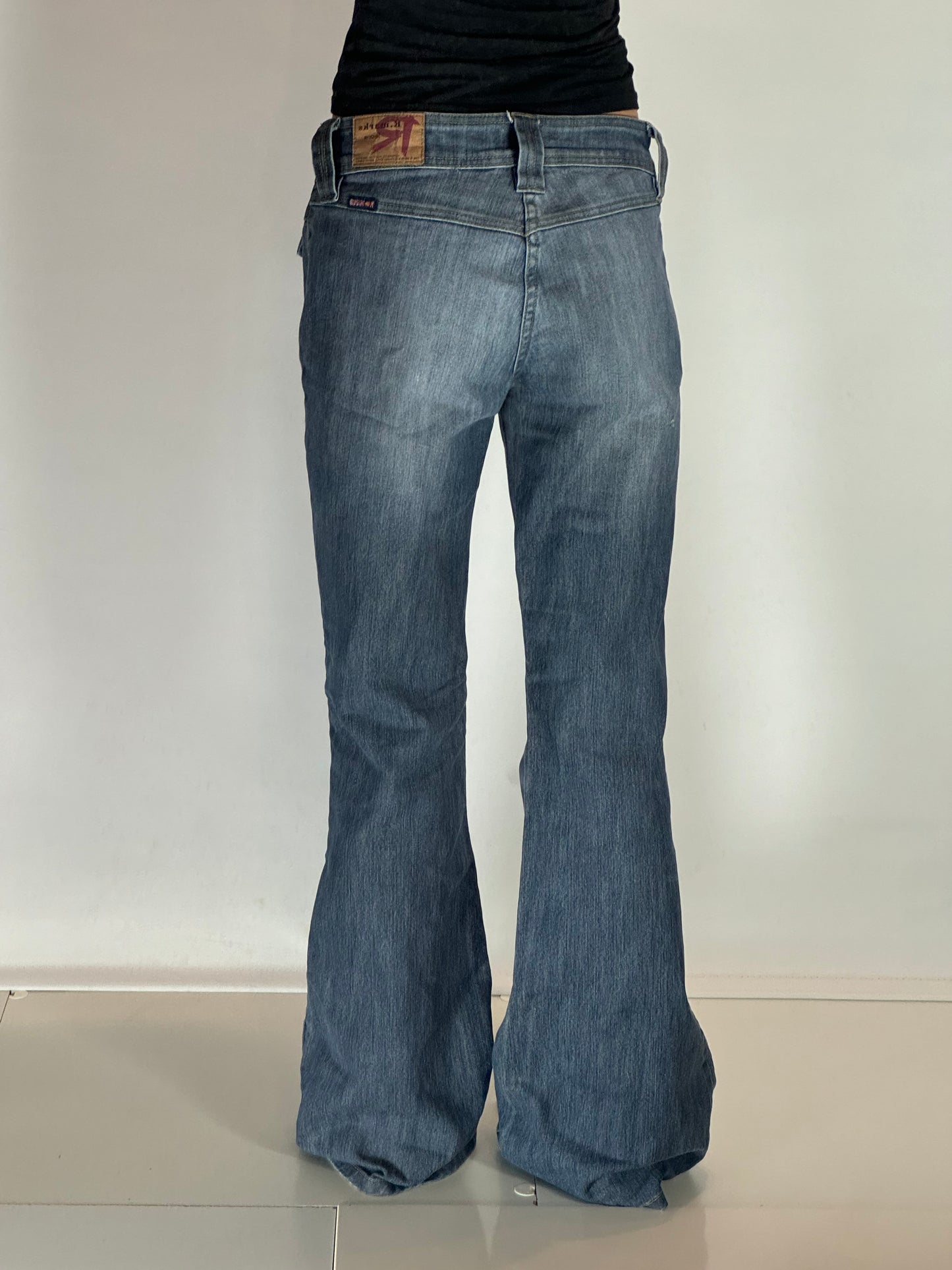 Utsvängda jeans–stl: M