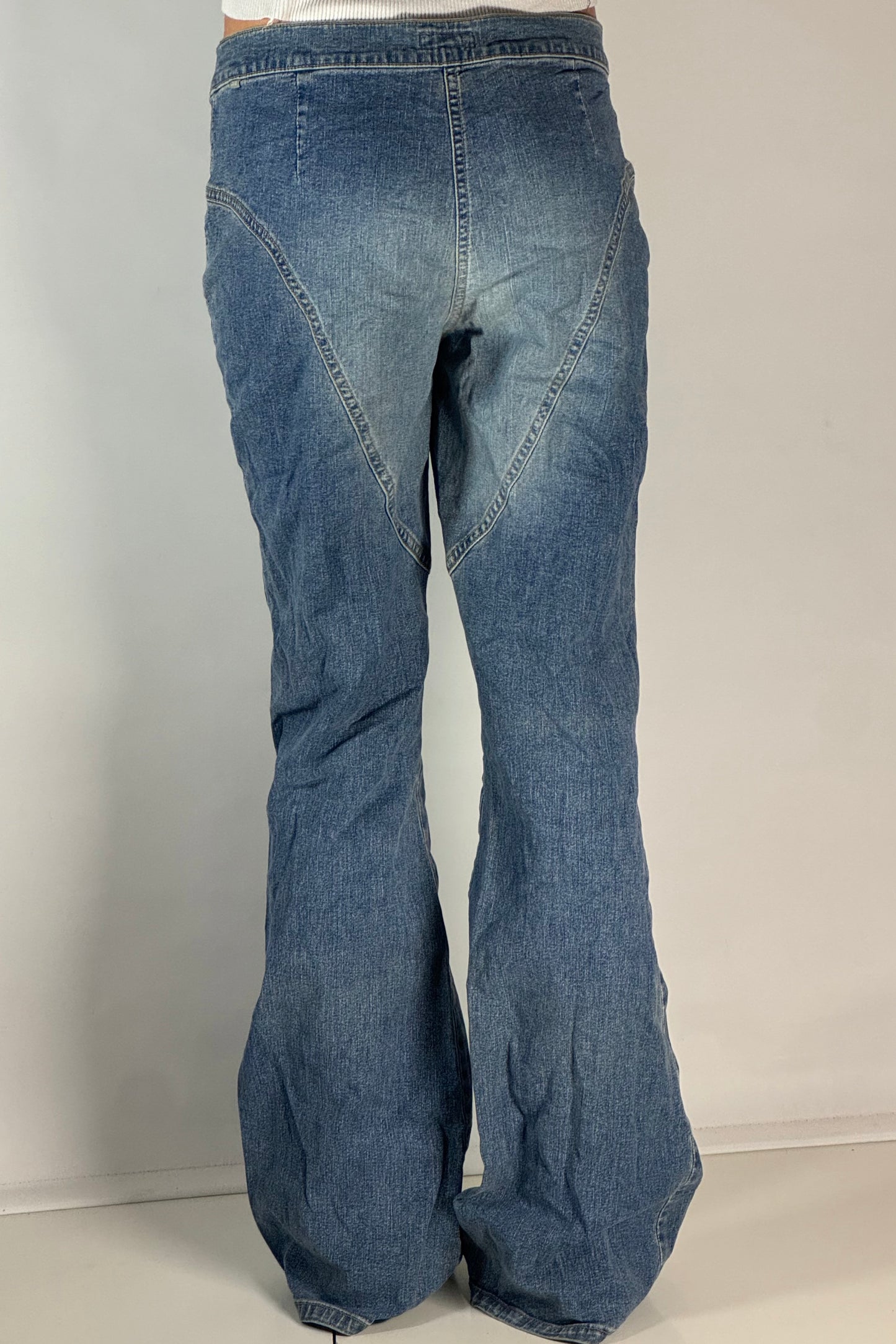 Utsvängda jeans stl: M