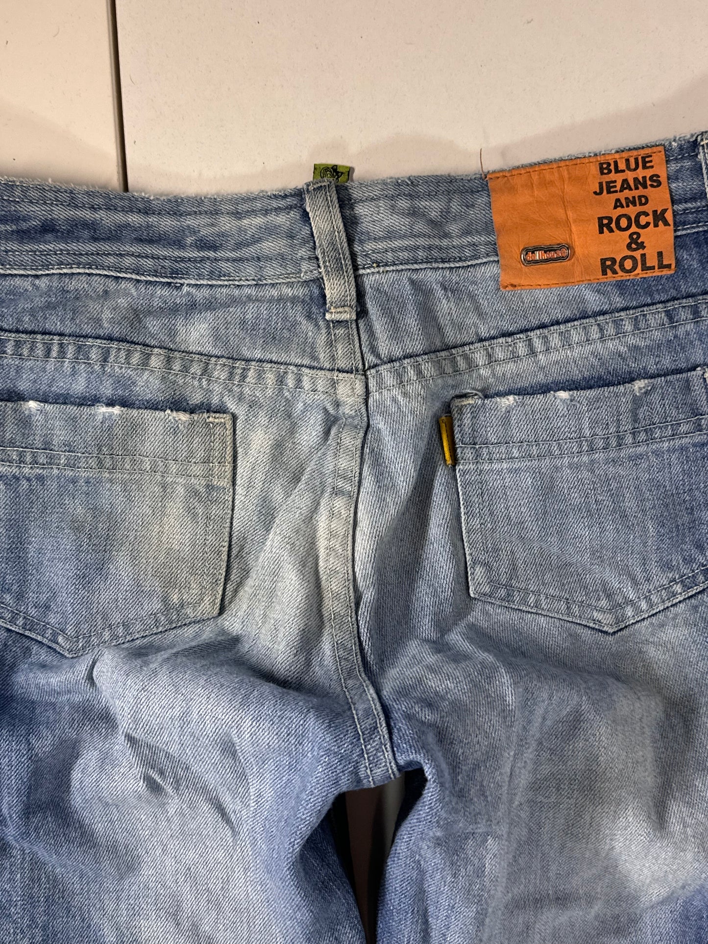 Utsvängda jeans stl: M