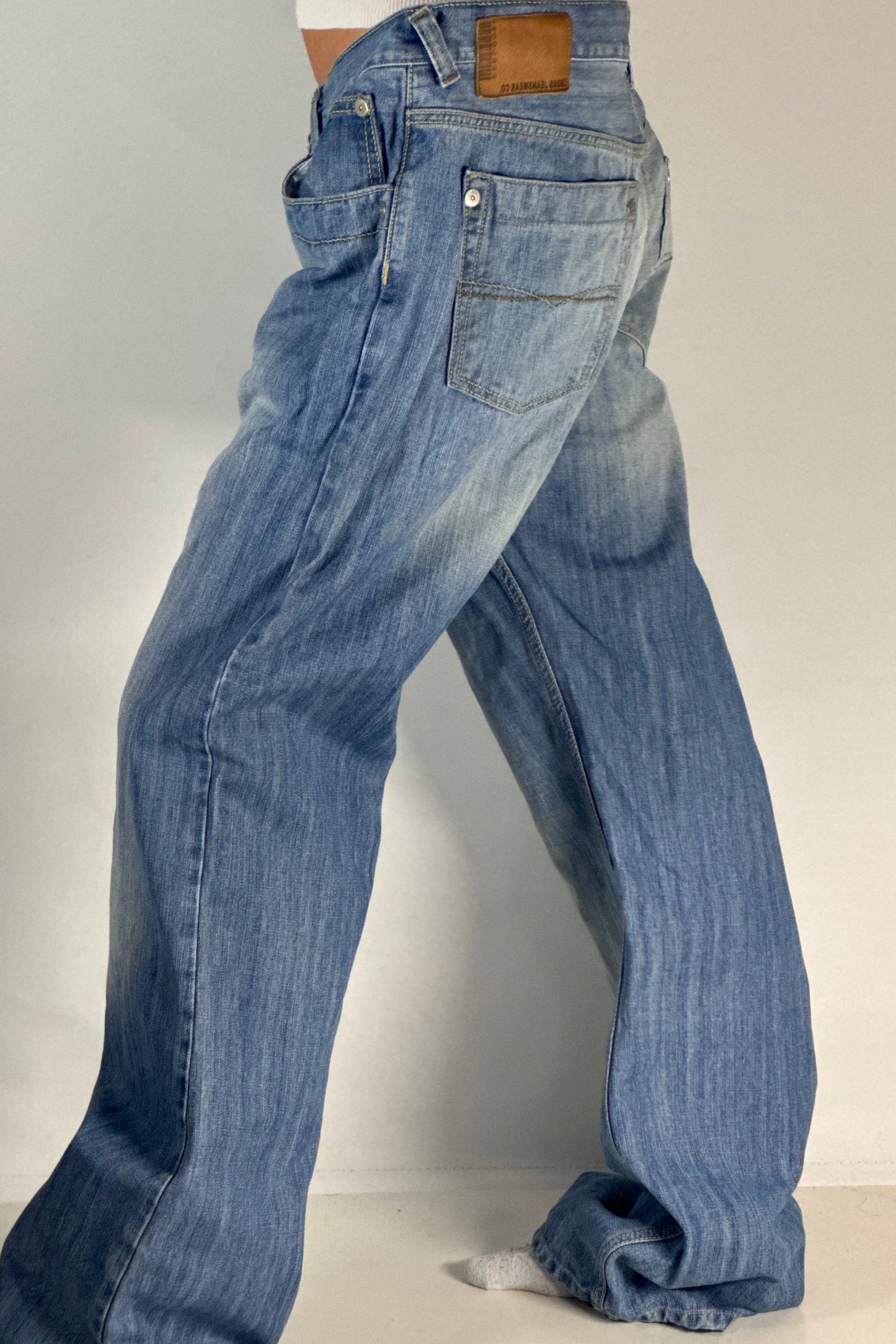 Utsvängda jeans stl: L