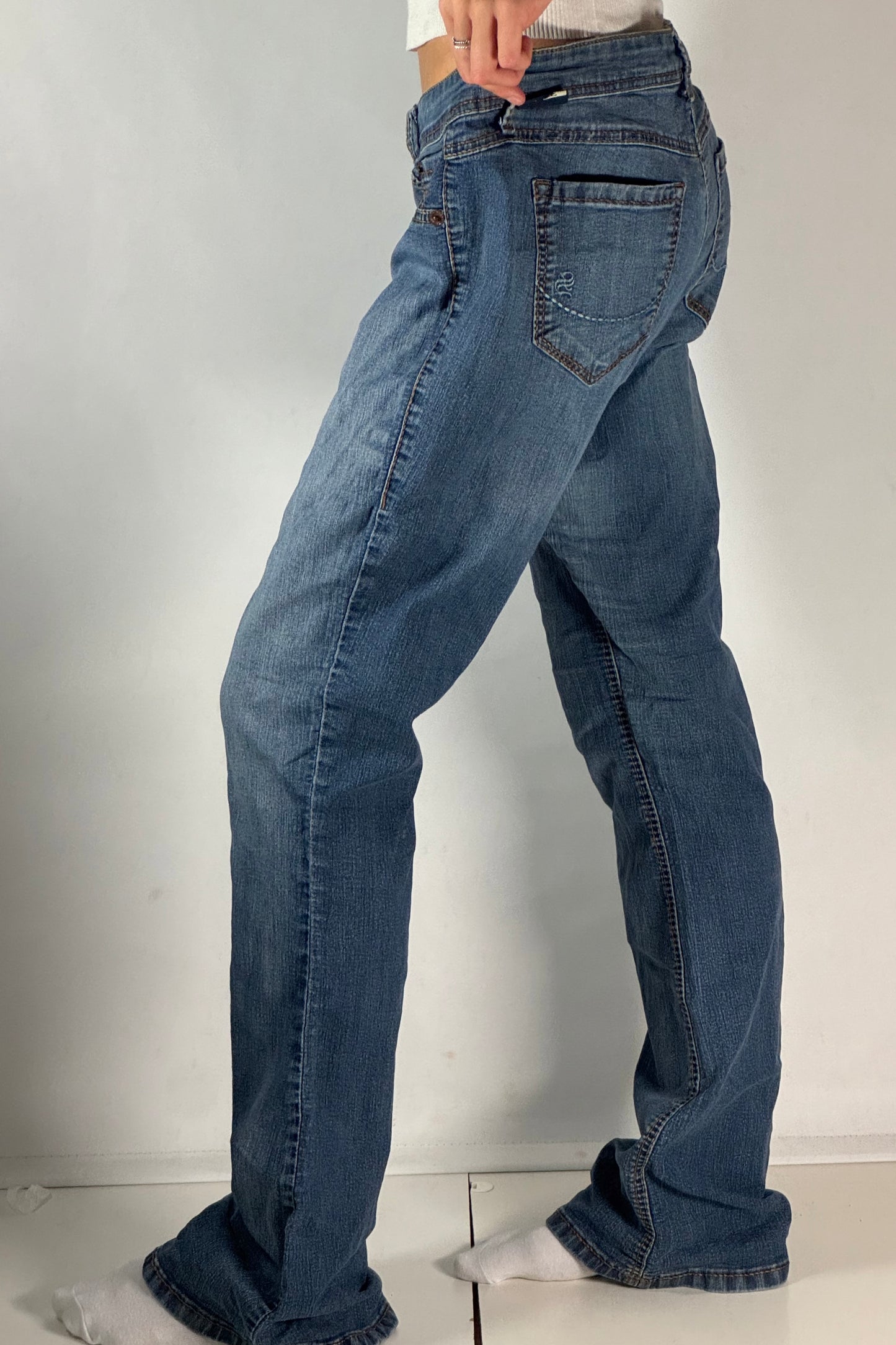 Utsvängda jeans stl: L